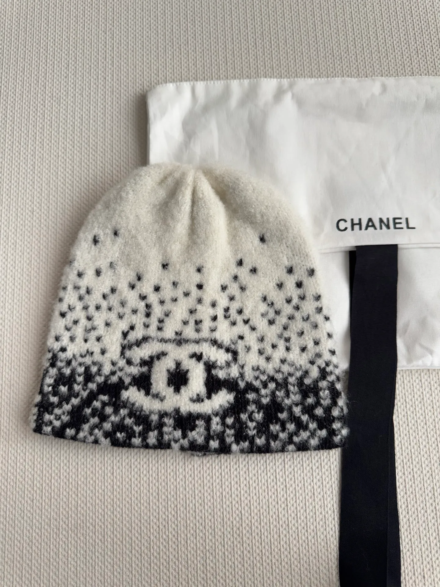 Scarf P540, hat P400, single selection available. New! Chanel (Chanel) gradient color block pattern scarf is made of wool blended material and 7-needle drawing process. The surface of the fabric has three-dimensional textures, a sense of layering, and a concave and convex grid texture. After the weaving is completed, the logo black and white classic color scarf is hand-picked to show the elegance. Wear it casually to create a simple and fashionable feeling and immediately enhance the overall look. 43% wool 13% silk 44% cashmere
