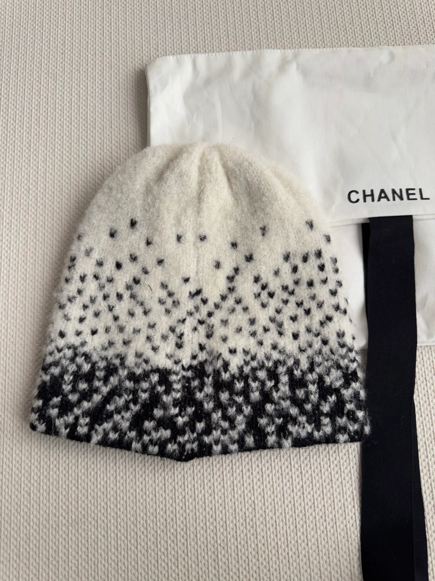 Scarf P540, hat P400, single selection available. New! Chanel (Chanel) gradient color block pattern scarf is made of wool blended material and 7-needle drawing process. The surface of the fabric has three-dimensional textures, a sense of layering, and a concave and convex grid texture. After the weaving is completed, the logo black and white classic color scarf is hand-picked to show the elegance. Wear it casually to create a simple and fashionable feeling and immediately enhance the overall look. 43% wool 13% silk 44% cashmere