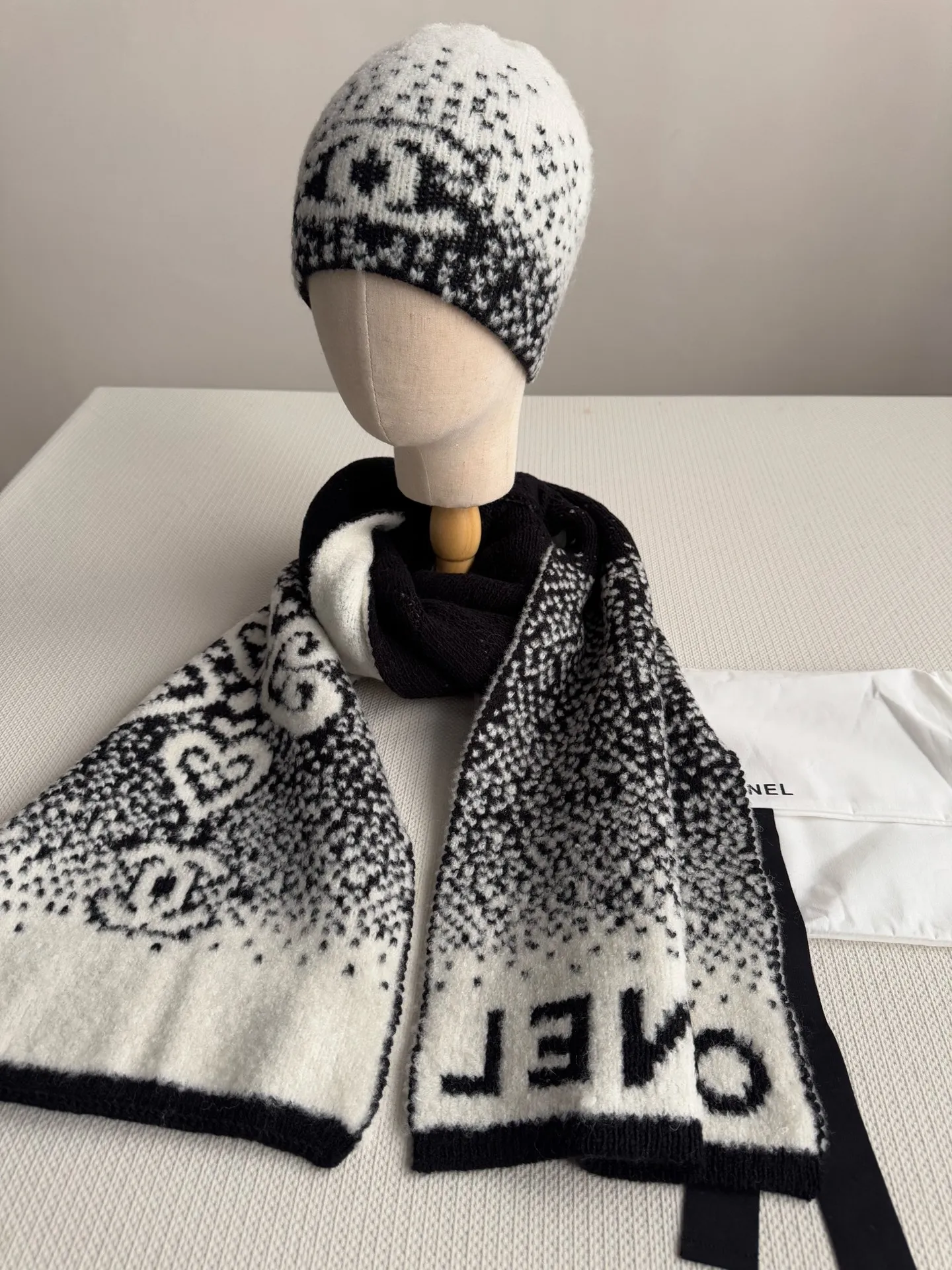 Scarf P540, hat P400, single selection available. New! Chanel (Chanel) gradient color block pattern scarf is made of wool blended material and 7-needle drawing process. The surface of the fabric has three-dimensional textures, a sense of layering, and a concave and convex grid texture. After the weaving is completed, the logo black and white classic color scarf is hand-picked to show the elegance. Wear it casually to create a simple and fashionable feeling and immediately enhance the overall look. 43% wool 13% silk 44% cashmere