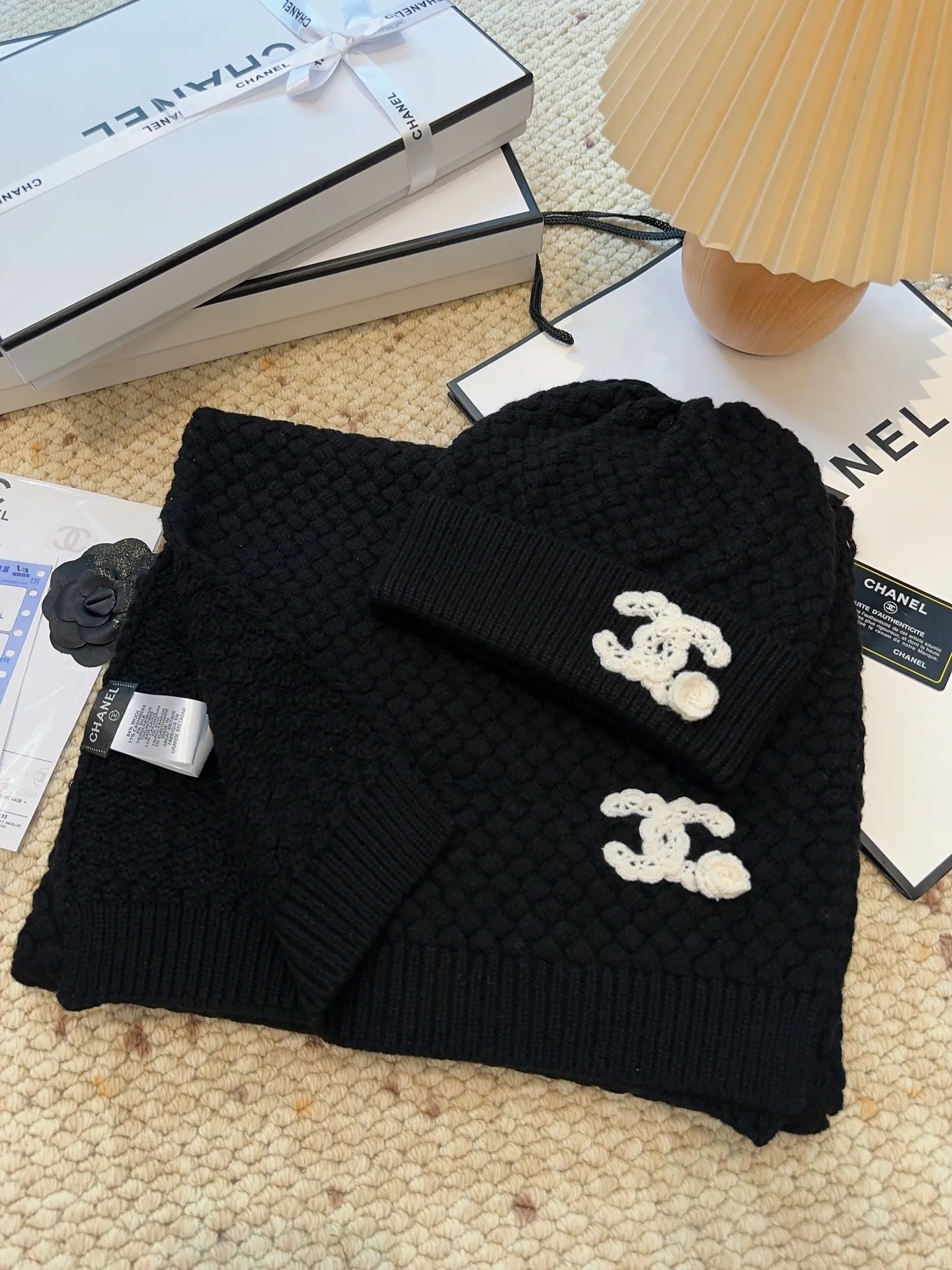 Recommended popular items Hat P460 Scarf P660 P460 CHANEL (Chanel) | Double C camellia and pineapple knitted cold hat Recommended items are cashmere and wool blended, with the softness and delicacy of cashmere and the stiffness and warmth of wool. Pineapple texture. White hand-crocheted double C logo camellia on the brim. Exquisite, fashionable and eye-catching. The shape of the hat is three-dimensional and not soft. It shows a small face and does not restrict the head. P660 CHANEL (Chanel) pineapple knitted scarf scarf, cashmere and wool blend, high weight and high fiber density, soft, comfortable and warm, three-dimensional pineapple pattern technology, clear texture, rich layers, hand-crocheted double C camellia, high-end and fashionable existence, the effect of casual winding can easily create a sense of atmosphere