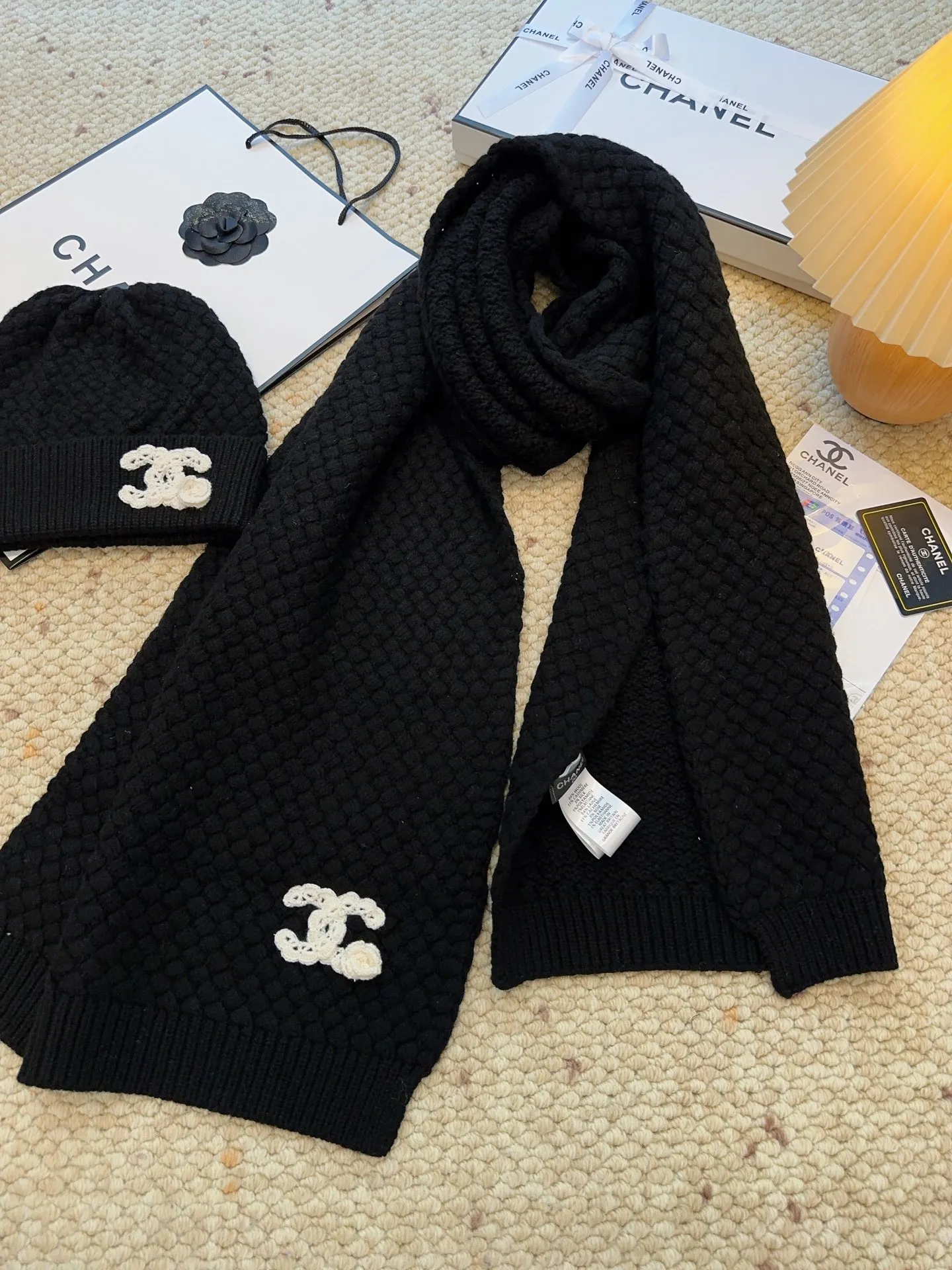 Recommended popular items Hat P460 Scarf P660 P460 CHANEL (Chanel) | Double C camellia and pineapple knitted cold hat Recommended items are cashmere and wool blended, with the softness and delicacy of cashmere and the stiffness and warmth of wool. Pineapple texture. White hand-crocheted double C logo camellia on the brim. Exquisite, fashionable and eye-catching. The shape of the hat is three-dimensional and not soft. It shows a small face and does not restrict the head. P660 CHANEL (Chanel) pineapple knitted scarf scarf, cashmere and wool blend, high weight and high fiber density, soft, comfortable and warm, three-dimensional pineapple pattern technology, clear texture, rich layers, hand-crocheted double C camellia, high-end and fashionable existence, the effect of casual winding can easily create a sense of atmosphere