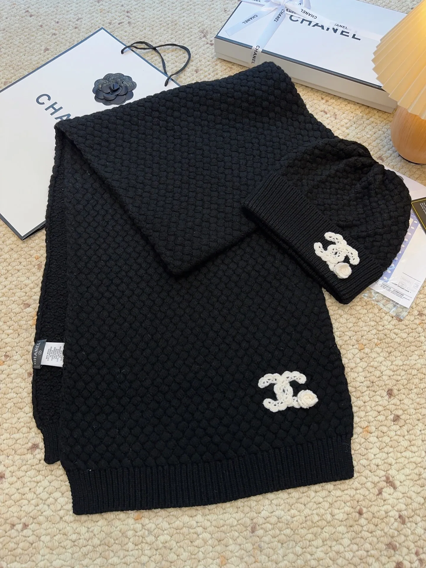 Recommended popular items Hat P460 Scarf P660 P460 CHANEL (Chanel) | Double C camellia and pineapple knitted cold hat Recommended items are cashmere and wool blended, with the softness and delicacy of cashmere and the stiffness and warmth of wool. Pineapple texture. White hand-crocheted double C logo camellia on the brim. Exquisite, fashionable and eye-catching. The shape of the hat is three-dimensional and not soft. It shows a small face and does not restrict the head. P660 CHANEL (Chanel) pineapple knitted scarf scarf, cashmere and wool blend, high weight and high fiber density, soft, comfortable and warm, three-dimensional pineapple pattern technology, clear texture, rich layers, hand-crocheted double C camellia, high-end and fashionable existence, the effect of casual winding can easily create a sense of atmosphere