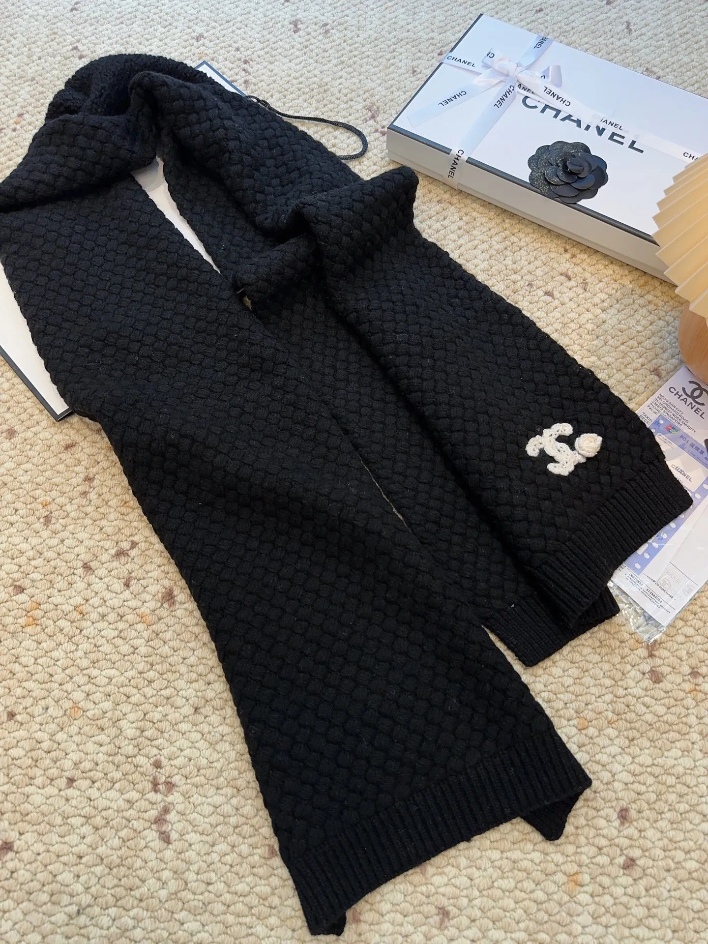 Recommended popular items Hat P460 Scarf P660 P460 CHANEL (Chanel) | Double C camellia and pineapple knitted cold hat Recommended items are cashmere and wool blended, with the softness and delicacy of cashmere and the stiffness and warmth of wool. Pineapple texture. White hand-crocheted double C logo camellia on the brim. Exquisite, fashionable and eye-catching. The shape of the hat is three-dimensional and not soft. It shows a small face and does not restrict the head. P660 CHANEL (Chanel) pineapple knitted scarf scarf, cashmere and wool blend, high weight and high fiber density, soft, comfortable and warm, three-dimensional pineapple pattern technology, clear texture, rich layers, hand-crocheted double C camellia, high-end and fashionable existence, the effect of casual winding can easily create a sense of atmosphere
