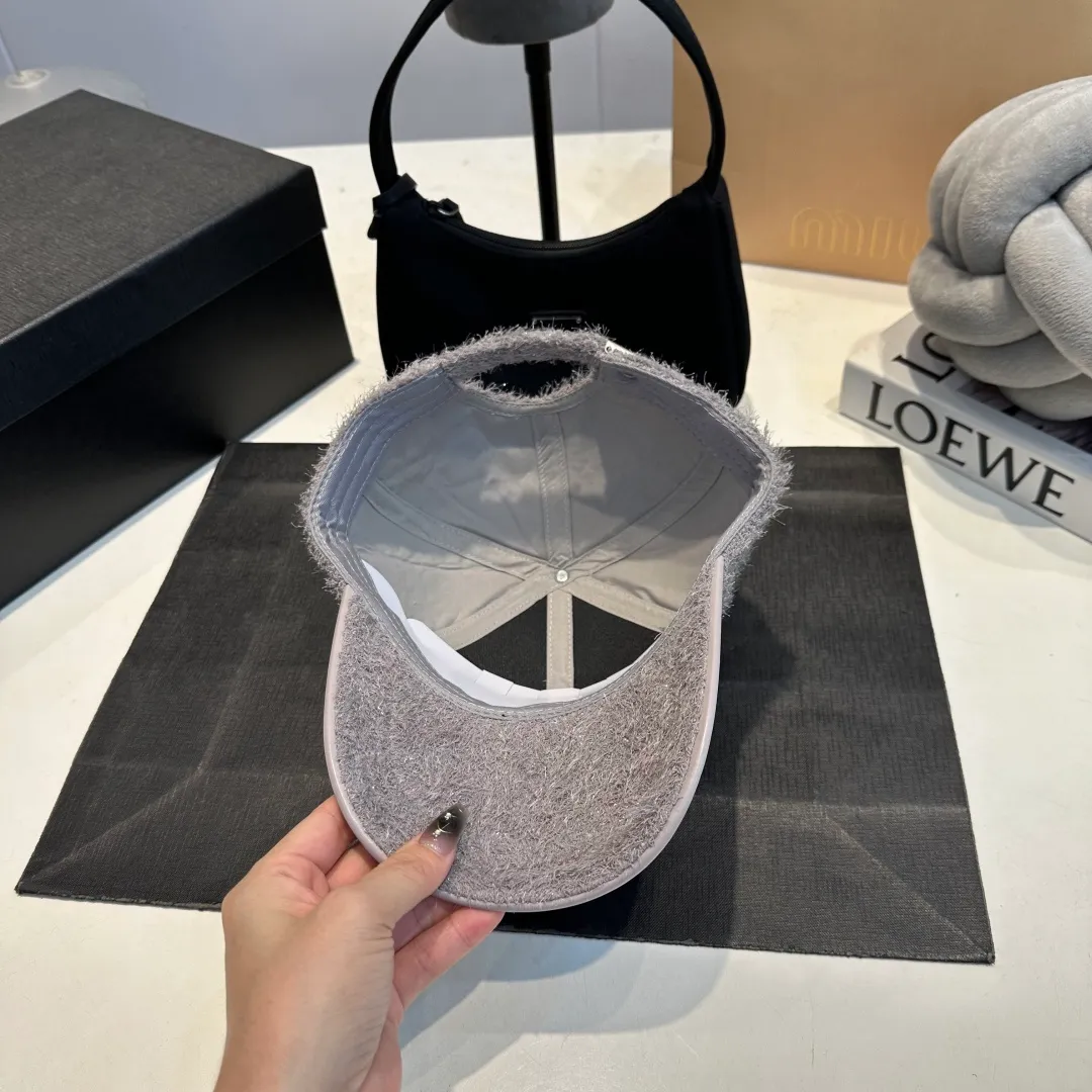 P60 Chanel's new autumn and winter classic casual and trendy style simple baseball cap🧢Japanese and Korean style, looks great with any combination! A must-have when traveling