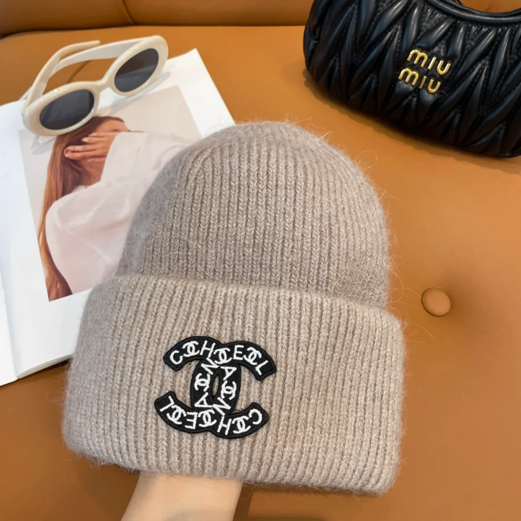 P56 comes with dust bag 🌺 [CHANEL] New rabbit fur knitted hat, Xiaohongshu, the main recommendation of major Internet celebrities! Thicker and warmer, fashionable and popular🌸First-class texture, the best brand for keeping warm in autumn and winter, order now, limited quantity available