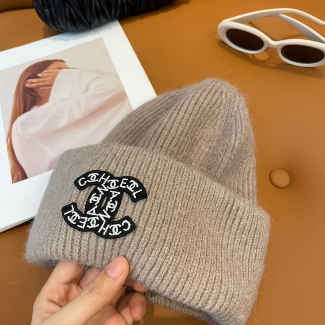 P56 comes with dust bag 🌺 [CHANEL] New rabbit fur knitted hat, Xiaohongshu, the main recommendation of major Internet celebrities! Thicker and warmer, fashionable and popular🌸First-class texture, the best brand for keeping warm in autumn and winter, order now, limited quantity available