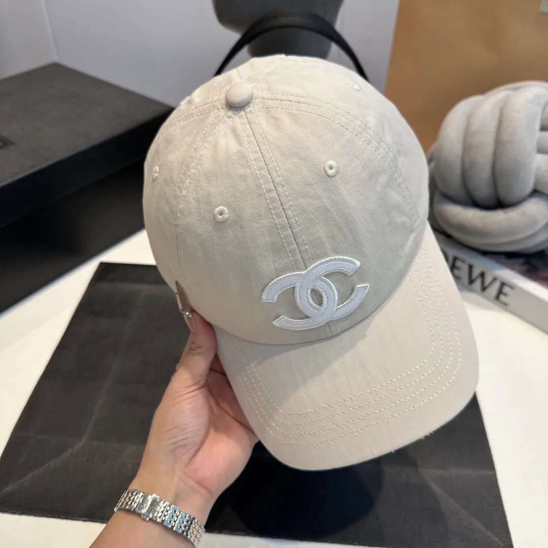 P60 Chanel Chanel 25 spring and summer new hole baseball cap, personalized broken corner brim design is full of sense