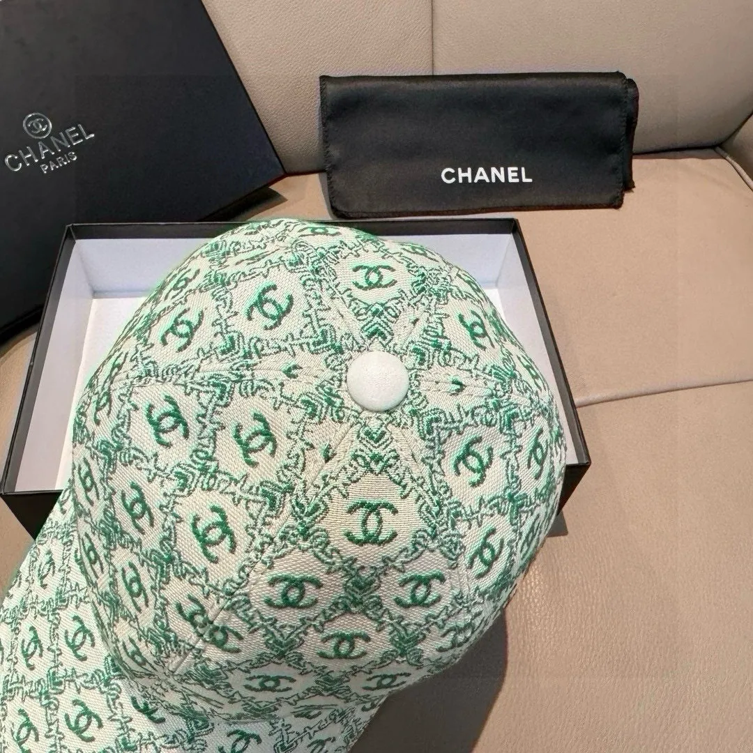 p90 new model shipped!   , Chanel (Chanel) new original baseball cap, small double C jacquard, 1:1 mold opening and customization at the counter, original canvas fabric + first layer of cowhide, light and breathable! The quality is great, the basic head circumference is 56cm, and the patch is adjustable.