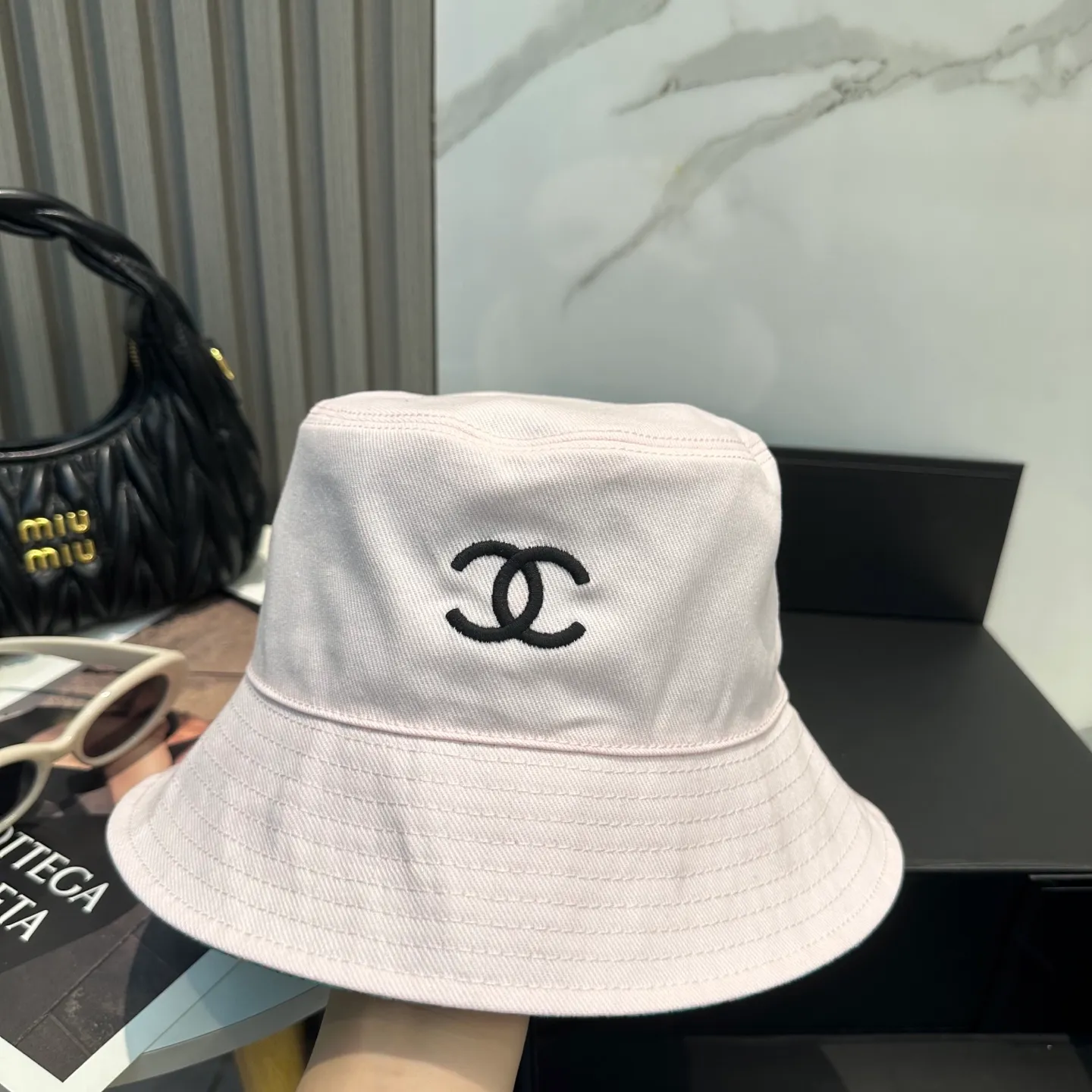P96 Chanel (Chanel) counter new double-sided embroidered fisherman hat 1:1 mold customization, three-dimensional embroidery, exquisite and flawless! 100% pure cotton fabric, original factory quality, exclusive physical photography.