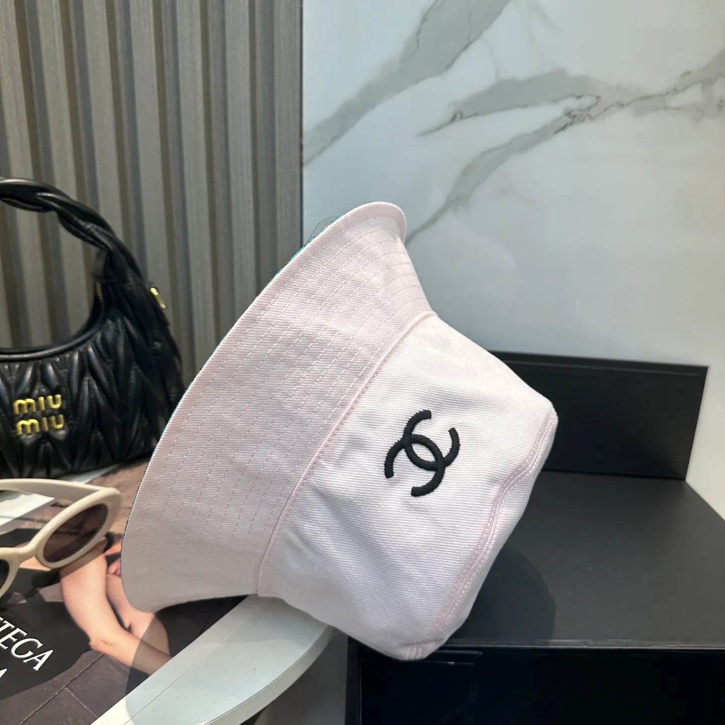 P96 Chanel (Chanel) counter new double-sided embroidered fisherman hat 1:1 mold customization, three-dimensional embroidery, exquisite and flawless! 100% pure cotton fabric, original factory quality, exclusive physical photography.