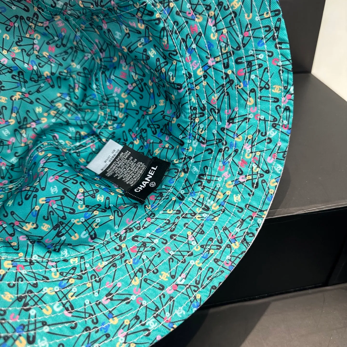 P96 Chanel (Chanel) counter new double-sided embroidered fisherman hat 1:1 mold customization, three-dimensional embroidery, exquisite and flawless! 100% pure cotton fabric, original factory quality, exclusive physical photography.