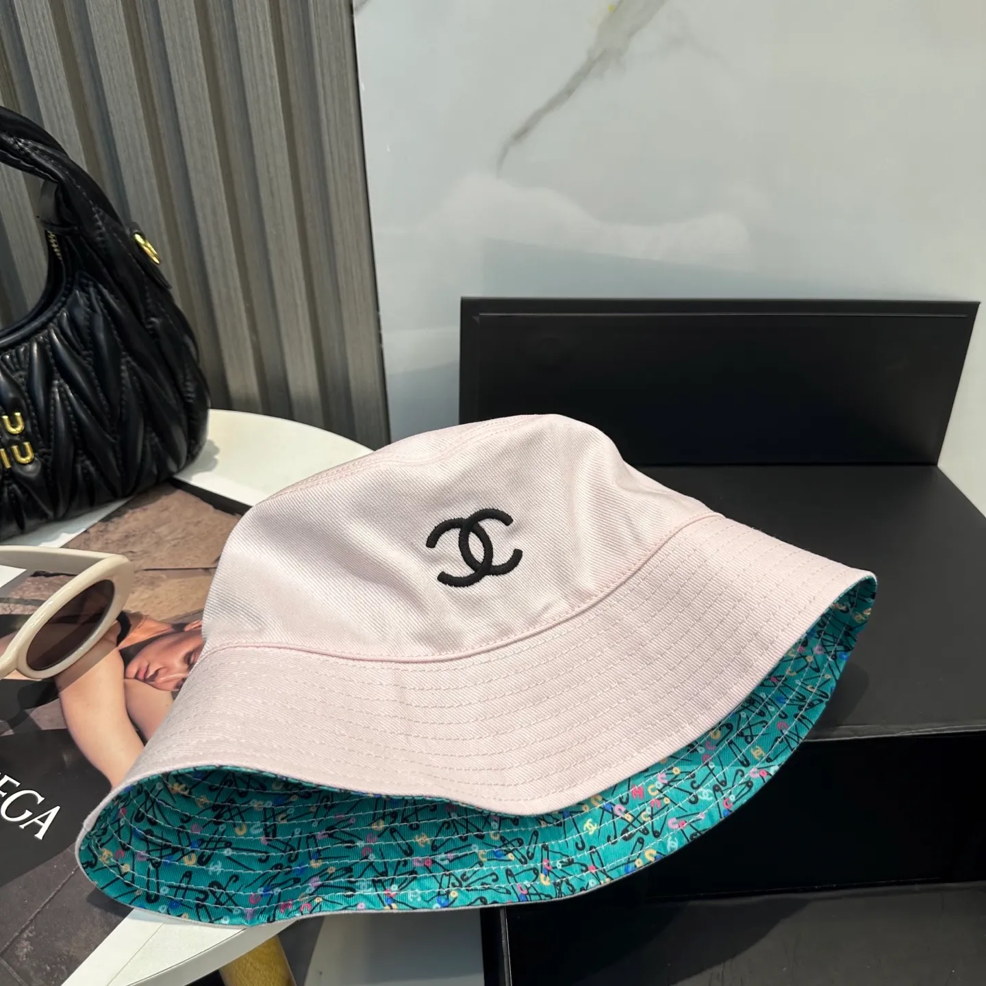 P96 Chanel (Chanel) counter new double-sided embroidered fisherman hat 1:1 mold customization, three-dimensional embroidery, exquisite and flawless! 100% pure cotton fabric, original factory quality, exclusive physical photography.