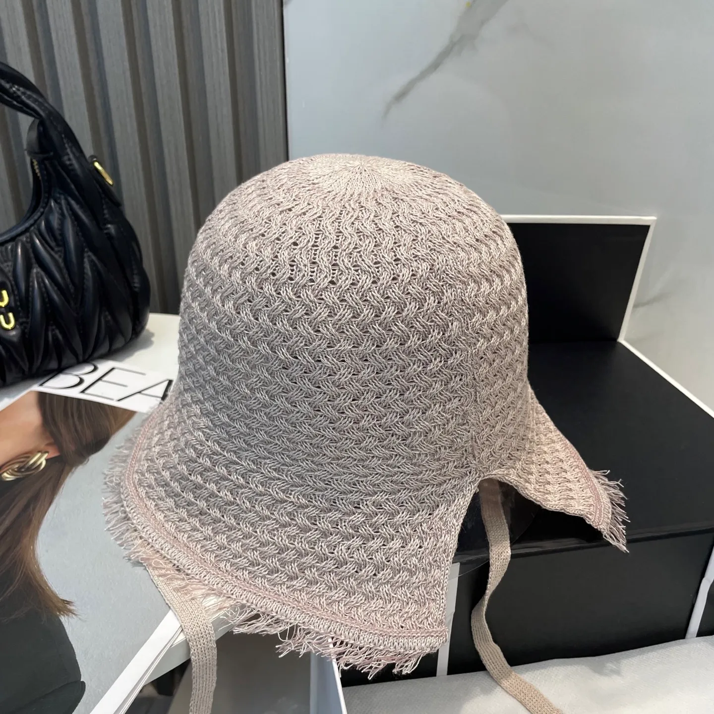 P80 CHANEL's new knitted basin hat, made of high density, a super tasteful knitted hat ~ the first choice for going out on the street! The shape of the hat is super nice, the color is perfect, and it’s light to carry! A must-have for little fairies🧚Head circumference 57cm
