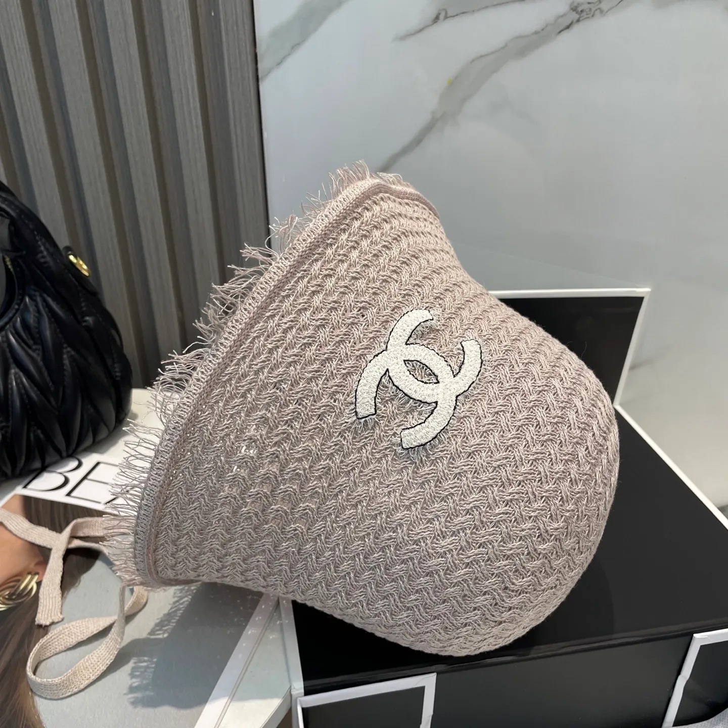 P80 CHANEL's new knitted basin hat, made of high density, a super tasteful knitted hat ~ the first choice for going out on the street! The shape of the hat is super nice, the color is perfect, and it’s light to carry! A must-have for little fairies🧚Head circumference 57cm