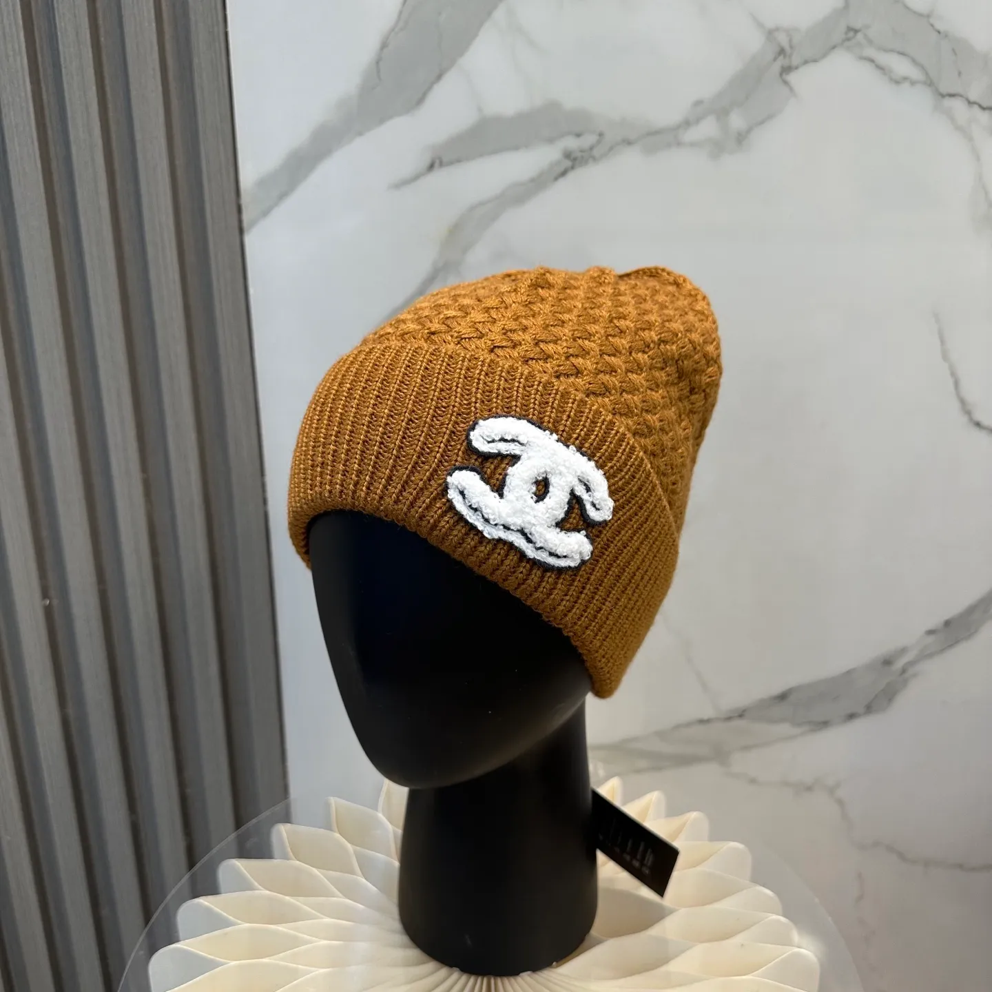 P70 Chanel official website quality Chanel autumn and winter fashion blogger recommended knitted hat, which hides a quiet sense of luxury. Every line is neat and generous, simple but not simple, generous and stylish. Every detail shows high-end taste, and the sense of fashion becomes more and more intriguing in the restraint.