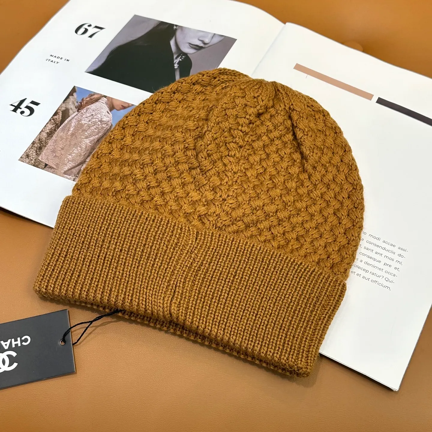 P70 Chanel official website quality Chanel autumn and winter fashion blogger recommended knitted hat, which hides a quiet sense of luxury. Every line is neat and generous, simple but not simple, generous and stylish. Every detail shows high-end taste, and the sense of fashion becomes more and more intriguing in the restraint.