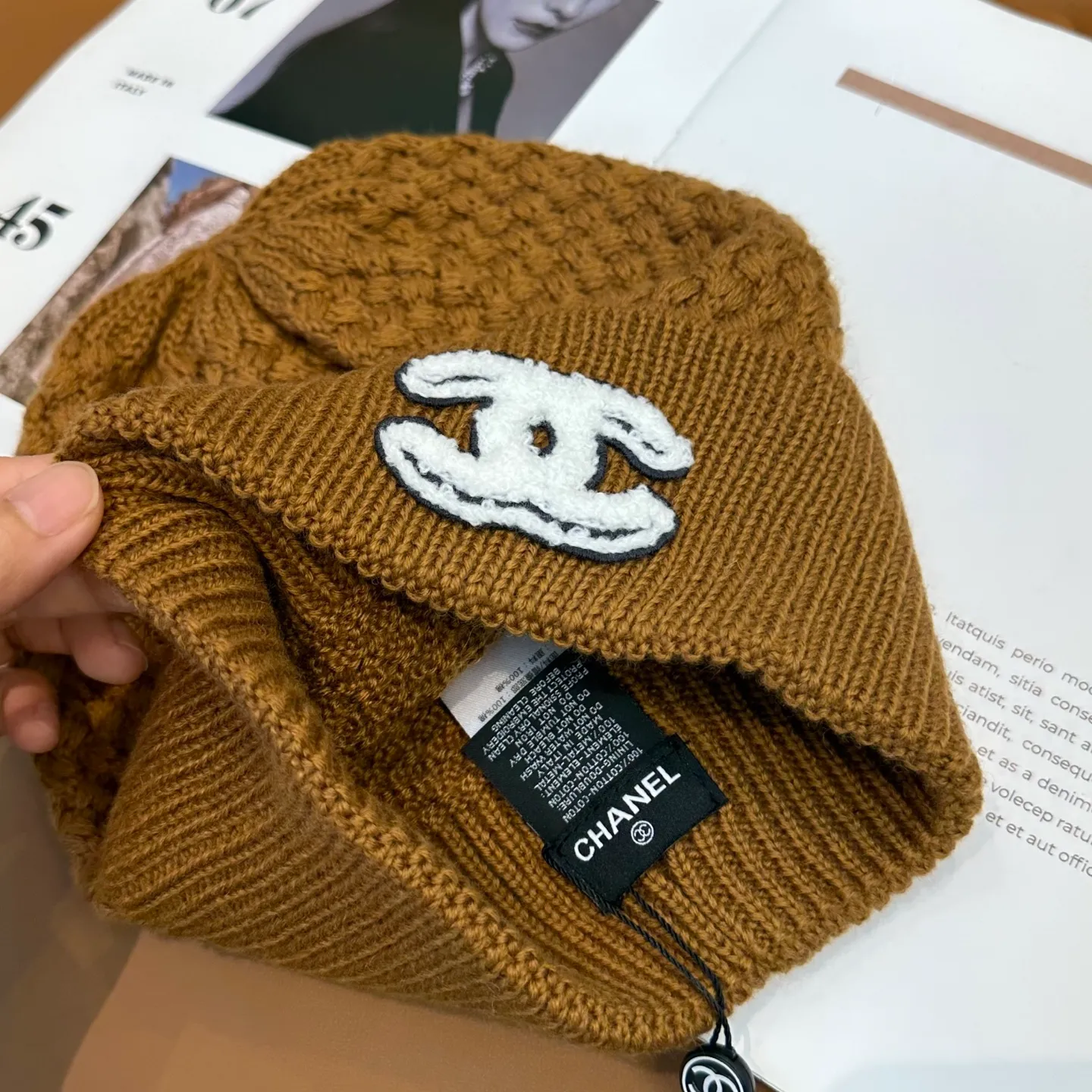P70 Chanel official website quality Chanel autumn and winter fashion blogger recommended knitted hat, which hides a quiet sense of luxury. Every line is neat and generous, simple but not simple, generous and stylish. Every detail shows high-end taste, and the sense of fashion becomes more and more intriguing in the restraint.