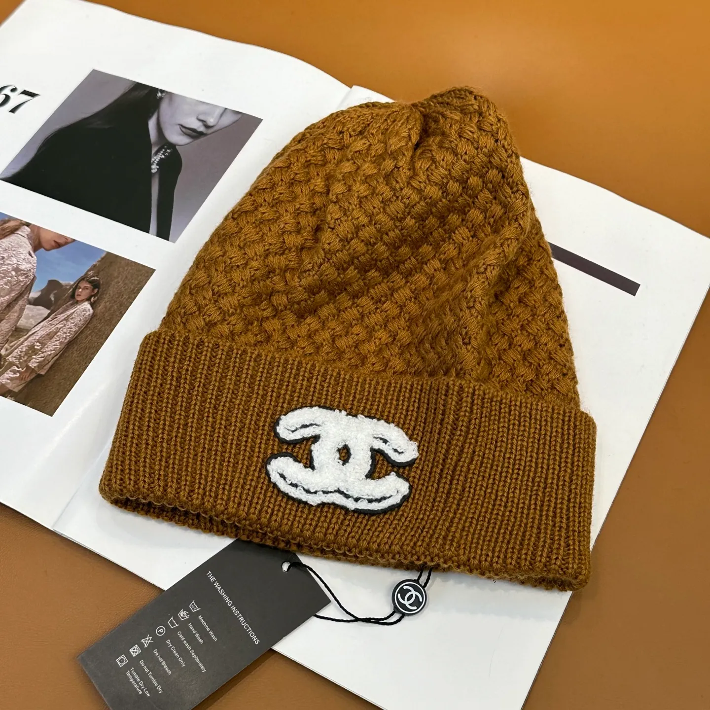 P70 Chanel official website quality Chanel autumn and winter fashion blogger recommended knitted hat, which hides a quiet sense of luxury. Every line is neat and generous, simple but not simple, generous and stylish. Every detail shows high-end taste, and the sense of fashion becomes more and more intriguing in the restraint.