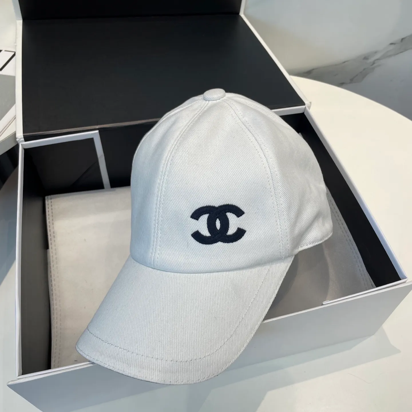 P90 Chanel counter new original embroidered baseball cap, 1:1 mold customization, three-dimensional embroidery, exquisite and flawless! 100% pure cotton fabric, original factory quality, exclusive physical photography.