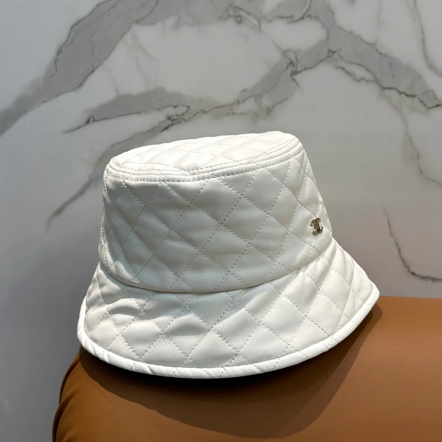 P66 Chanel, new autumn and winter product, leather plaid fisherman hat with exquisite details, counter quality and full of personality