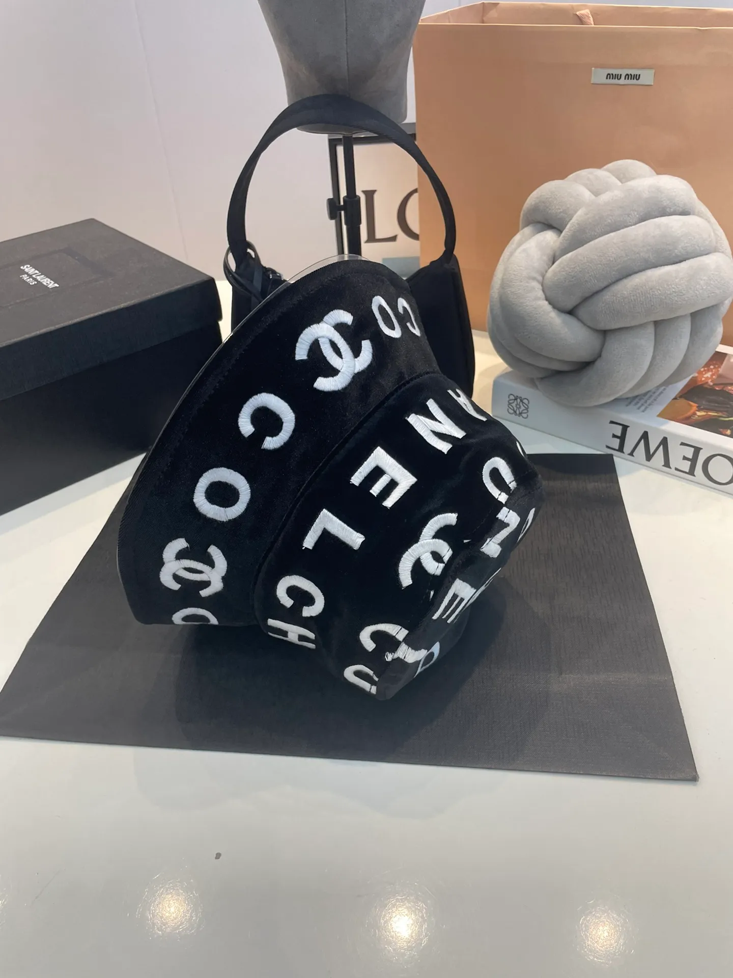 P60 Chanel new autumn and winter high-quality fisherman hat. Recommended by major celebrities. It goes well with clothes. It is fashionable and has a great texture. The style is breathable and not stuffy.