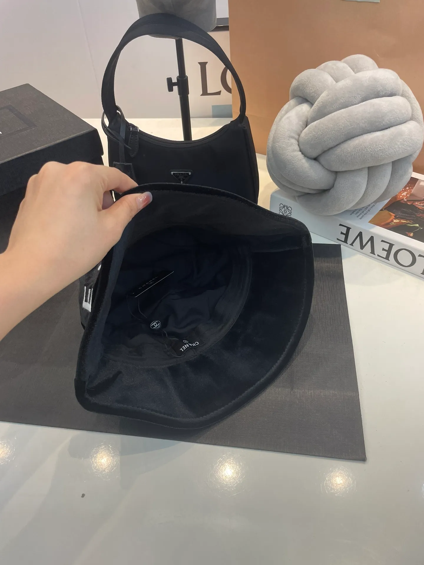 P60 Chanel new autumn and winter high-quality fisherman hat. Recommended by major celebrities. It goes well with clothes. It is fashionable and has a great texture. The style is breathable and not stuffy.