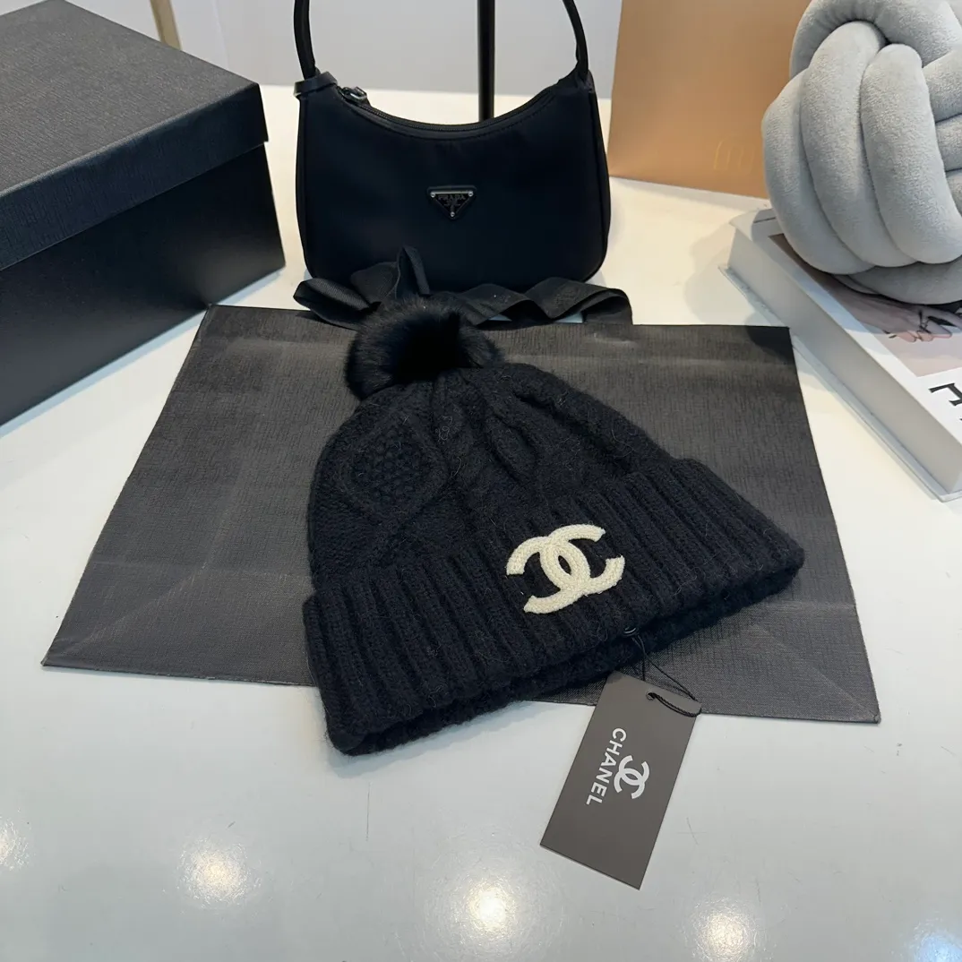 P90 CHANEL Chanel Orphan Fur Ball Autumn and Winter New Big Brand Wool Knitted Beanie One-size-fits-all, complete with tags ~ Very easy to match when out on the street!