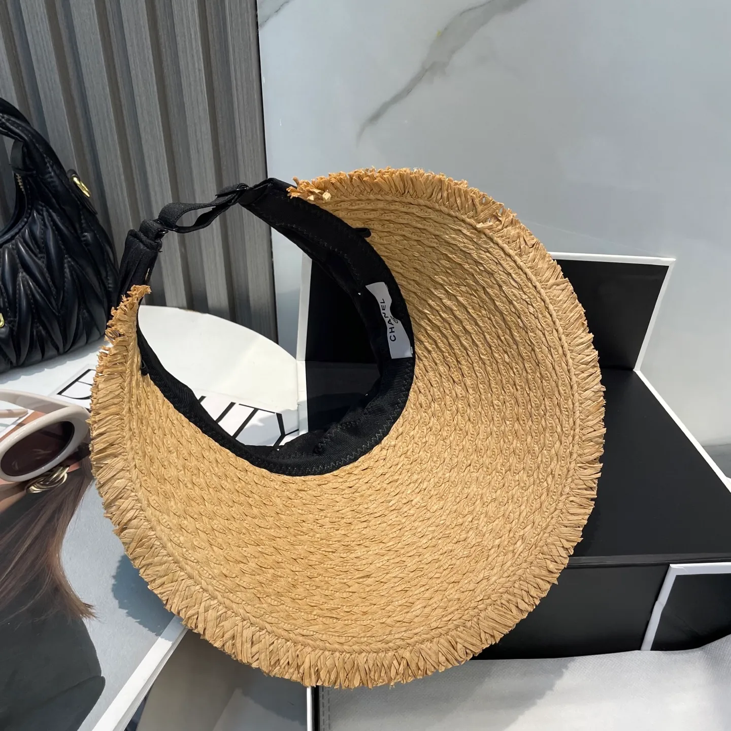 P70 Chanel's new hollow top hat, sweet style 💙Because the hat is hollow, you won't feel stuffy in summer and it doesn't pick up your hairstyle and face shape! The sun protection effect is no less than that of a professional sun protection cloth hat. Just buy the western style one🙄