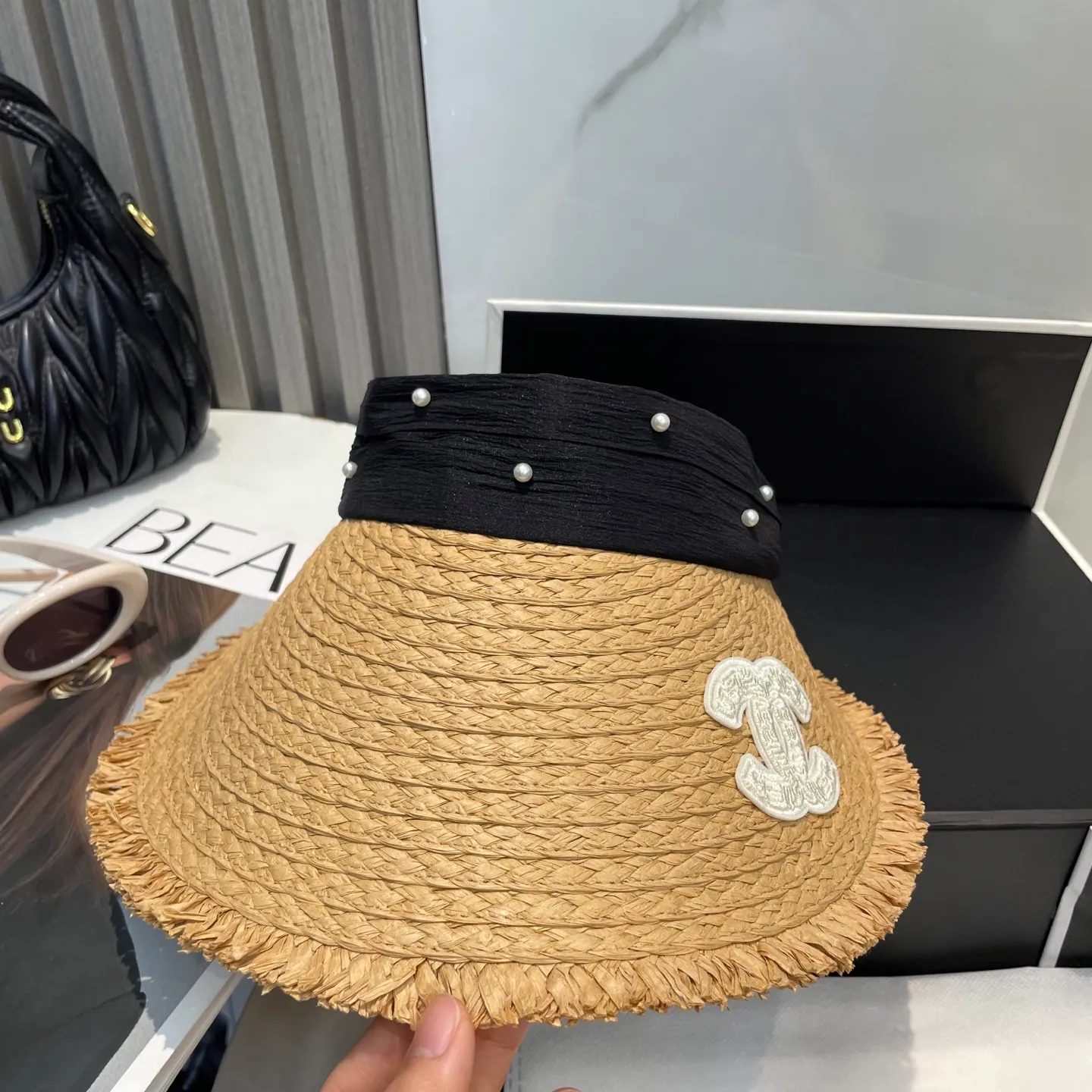 P70 Chanel's new hollow top hat, sweet style 💙Because the hat is hollow, you won't feel stuffy in summer and it doesn't pick up your hairstyle and face shape! The sun protection effect is no less than that of a professional sun protection cloth hat. Just buy the western style one🙄