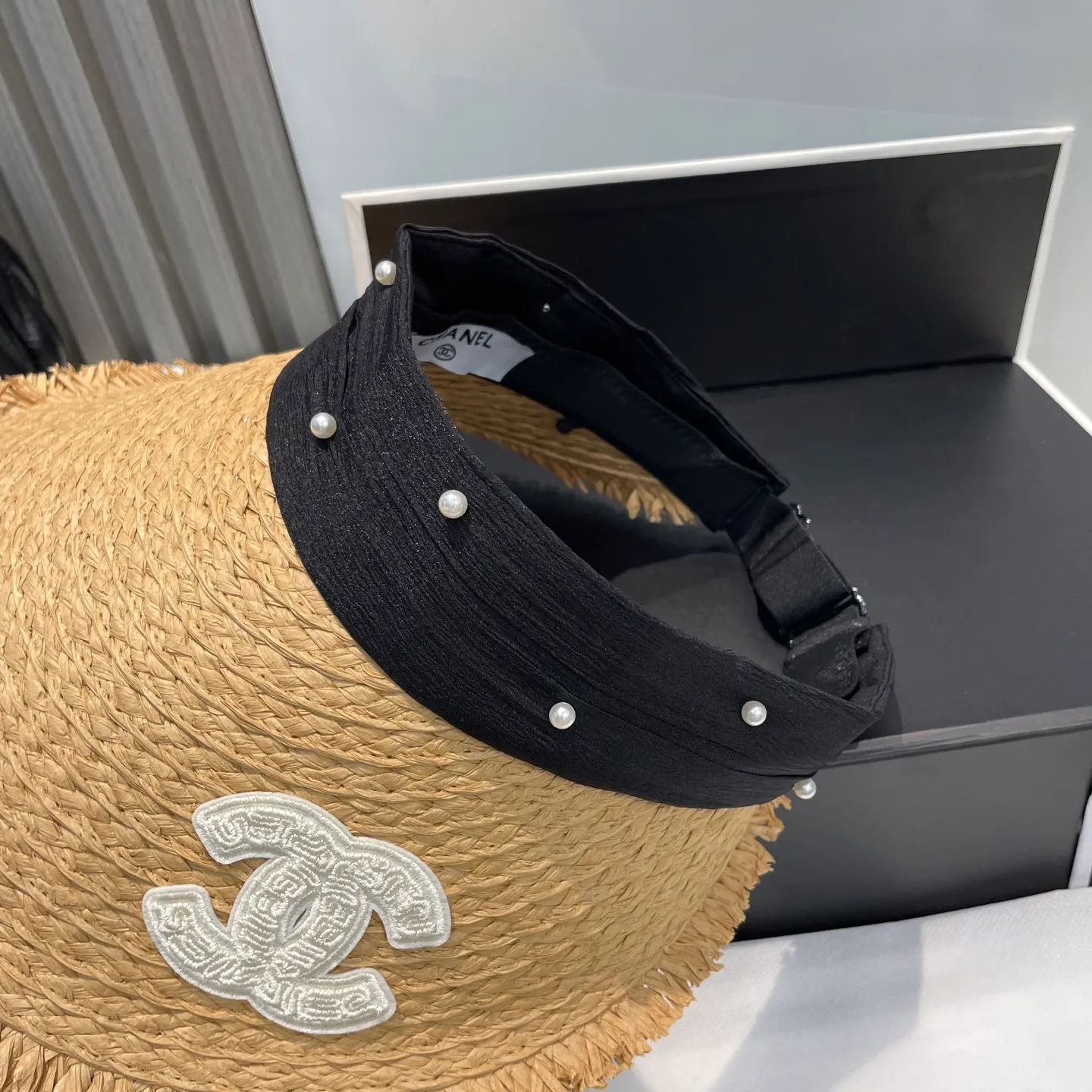 P70 Chanel's new hollow top hat, sweet style 💙Because the hat is hollow, you won't feel stuffy in summer and it doesn't pick up your hairstyle and face shape! The sun protection effect is no less than that of a professional sun protection cloth hat. Just buy the western style one🙄