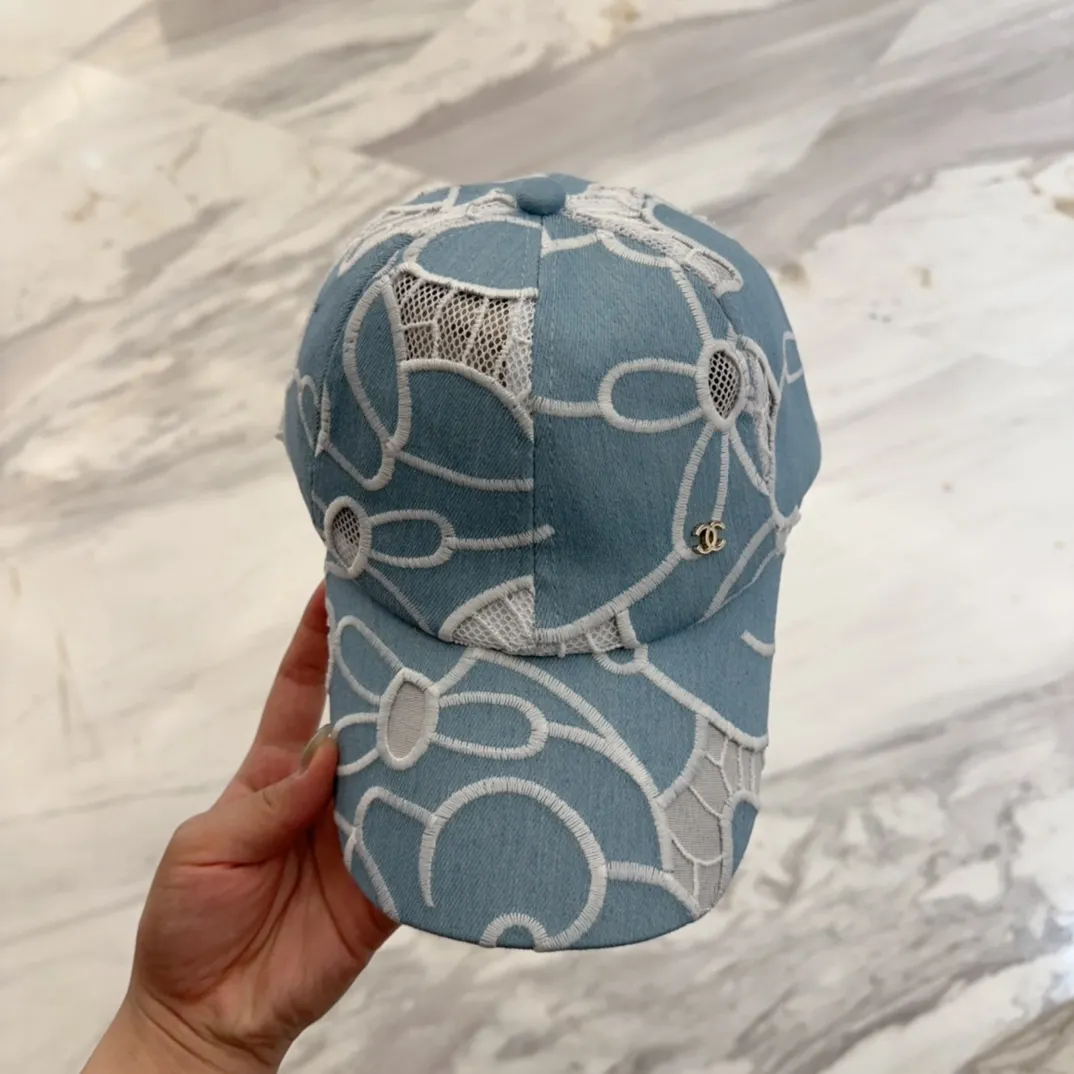 💰50 CHANEL Chanel’s new style🆕 Denim blue retro style baseball cap🔸 Take it out for holiday travel and look beautiful❕ Second-hand style. This kind of hat is not easy to match 😬 Ready in stock