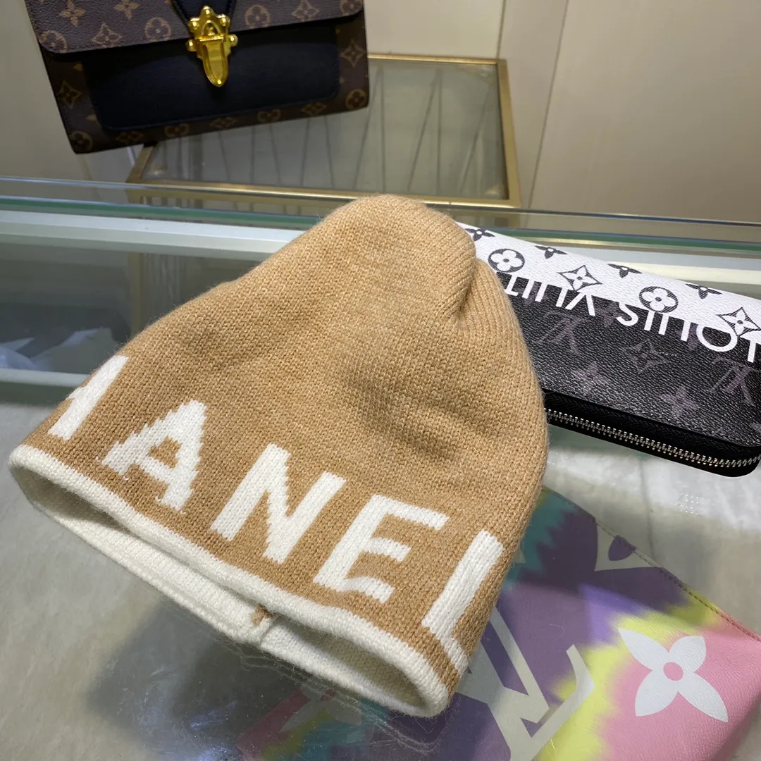 P60 with dust bag Chanel CHANEL🎩 blended knitted hat, ordinary version on the market! Fashionable, good quality, high-end, super soft! Super hot💖The texture is great and it’s great to match when out on the street! Fashion trends! A must-have item for autumn and winter, get it now!