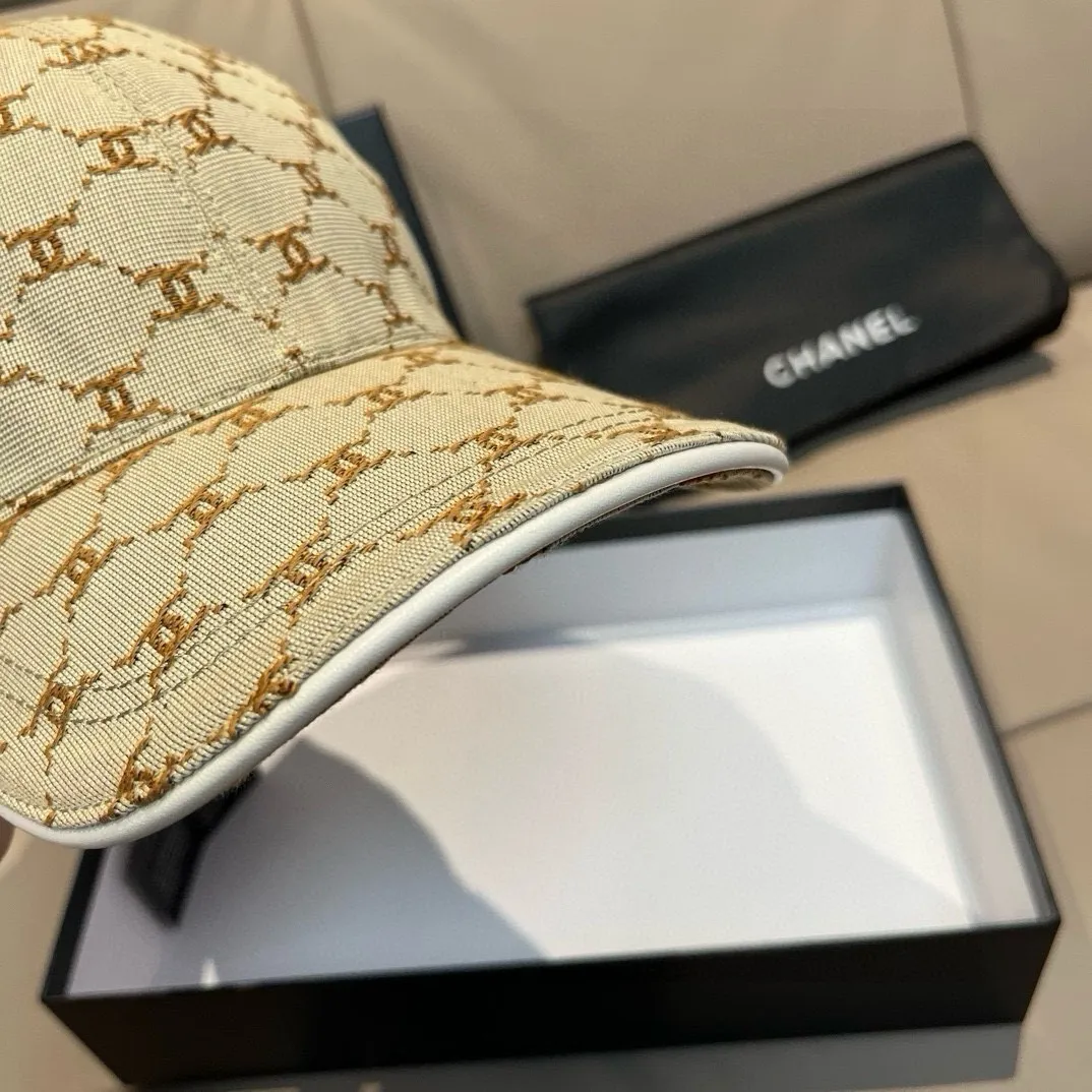 p90 new model shipped!   , Chanel (Chanel) new original baseball cap, small double C jacquard, 1:1 mold opening and customization at the counter, original canvas fabric + first layer of cowhide, light and breathable! The quality is great, the basic head circumference is 56cm, and the patch is adjustable.