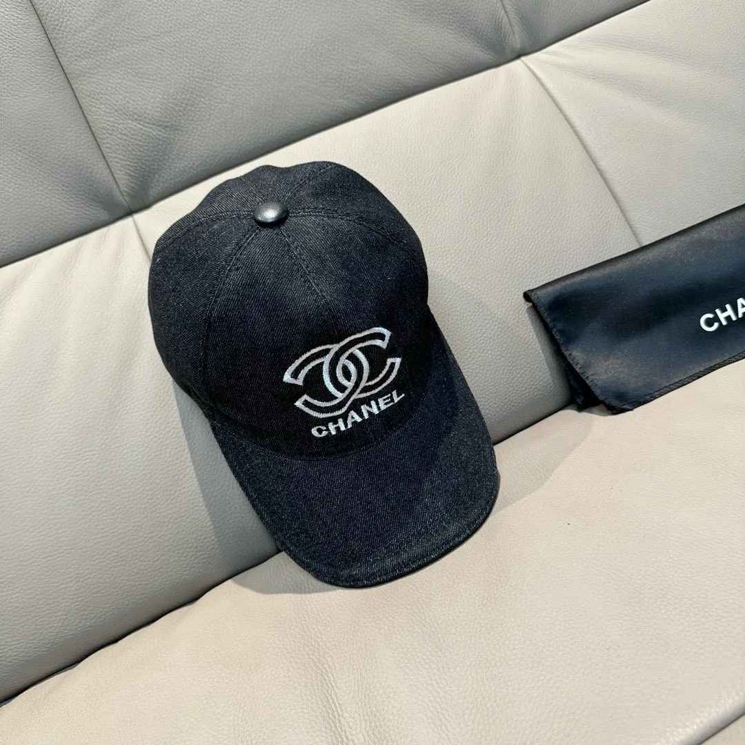 p90, Chanel's new original baseball cap, denim double C embroidery, 1:1 mold opening and customization at the counter, original denim fabric + first-layer cowhide, light and breathable! The quality is great, the basic head circumference is 56cm, and the patch is adjustable.