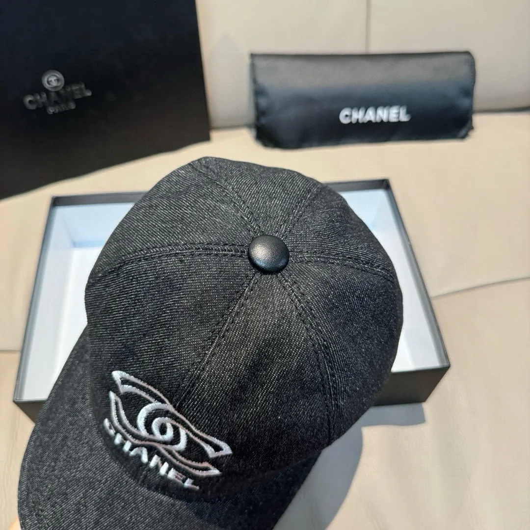 p90, Chanel's new original baseball cap, denim double C embroidery, 1:1 mold opening and customization at the counter, original denim fabric + first-layer cowhide, light and breathable! The quality is great, the basic head circumference is 56cm, and the patch is adjustable.