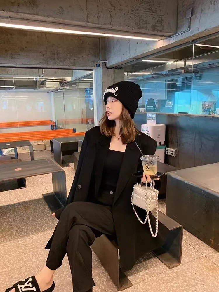 🉐90 CHANEL's new knitted hat, Xiaohongshu, the main recommendation of major Internet celebrities. Thicker and warmer, fashionable and popular. The texture is first-class. The best brand for keeping warm in autumn and winter. Hurry up and order. It's available in limited quantities.