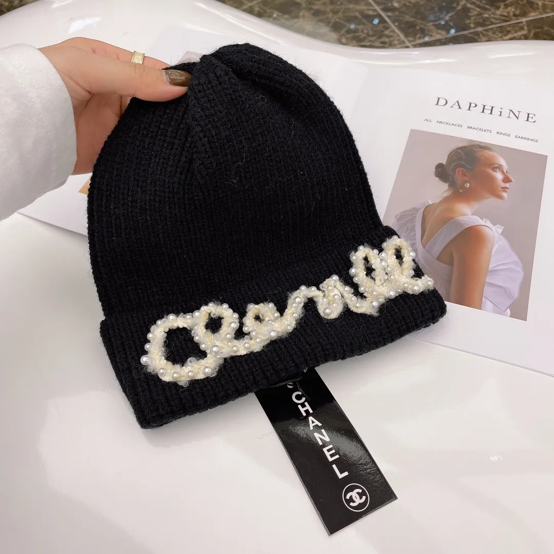 🉐90 CHANEL's new knitted hat, Xiaohongshu, the main recommendation of major Internet celebrities. Thicker and warmer, fashionable and popular. The texture is first-class. The best brand for keeping warm in autumn and winter. Hurry up and order. It's available in limited quantities.