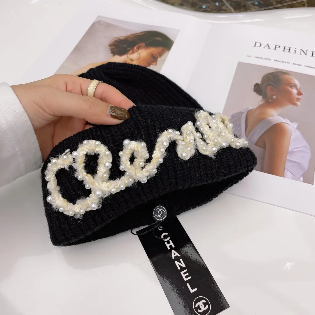 🉐90 CHANEL's new knitted hat, Xiaohongshu, the main recommendation of major Internet celebrities. Thicker and warmer, fashionable and popular. The texture is first-class. The best brand for keeping warm in autumn and winter. Hurry up and order. It's available in limited quantities.