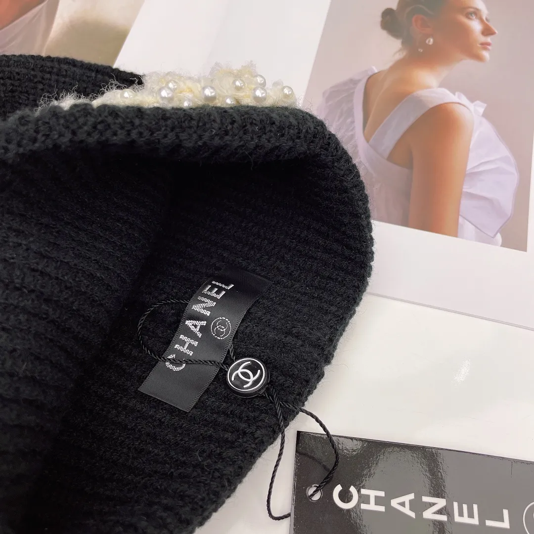 🉐90 CHANEL's new knitted hat, Xiaohongshu, the main recommendation of major Internet celebrities. Thicker and warmer, fashionable and popular. The texture is first-class. The best brand for keeping warm in autumn and winter. Hurry up and order. It's available in limited quantities.