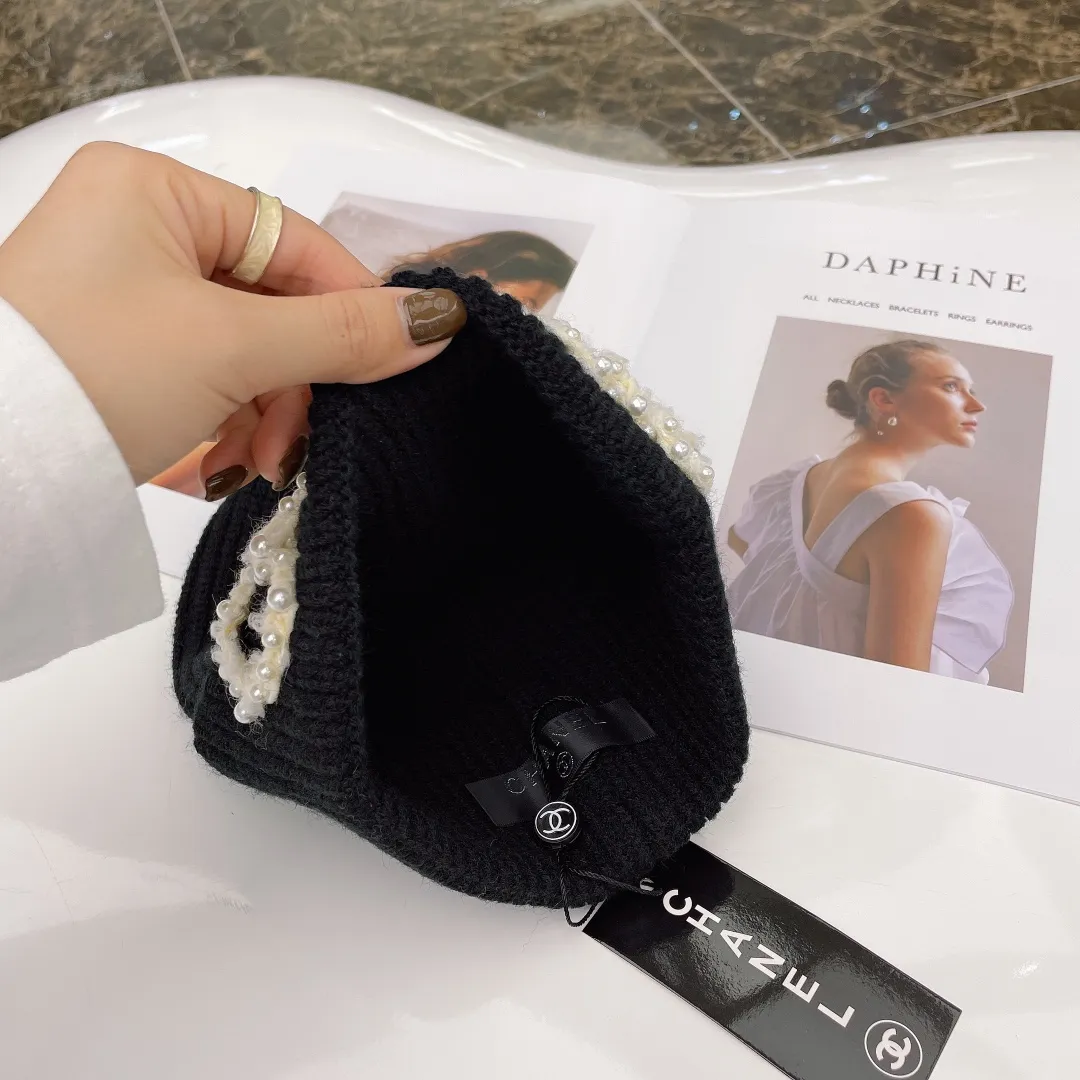 🉐90 CHANEL's new knitted hat, Xiaohongshu, the main recommendation of major Internet celebrities. Thicker and warmer, fashionable and popular. The texture is first-class. The best brand for keeping warm in autumn and winter. Hurry up and order. It's available in limited quantities.