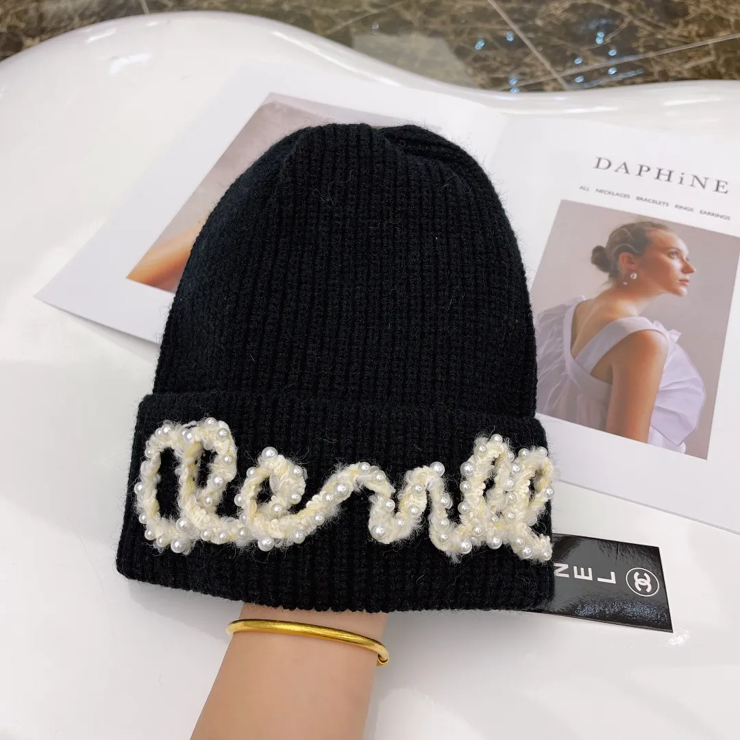 🉐90 CHANEL's new knitted hat, Xiaohongshu, the main recommendation of major Internet celebrities. Thicker and warmer, fashionable and popular. The texture is first-class. The best brand for keeping warm in autumn and winter. Hurry up and order. It's available in limited quantities.