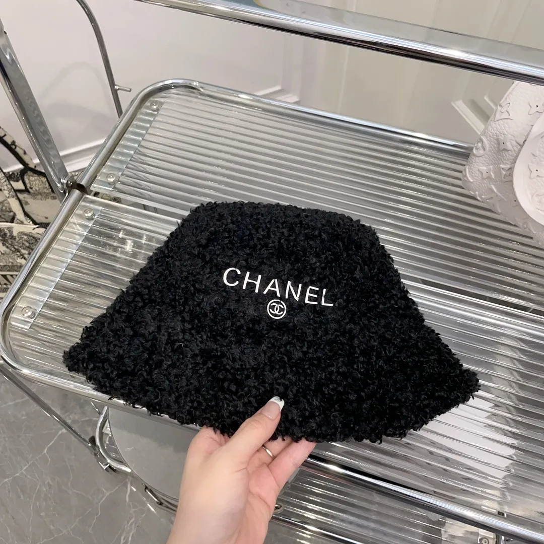 P70 CHANE*Chanel*New Autumn and Winter Teddy Roll Bucket Hat This Teddy Roll is so pretty. It reduces age and keeps you warm. Little fairies love it.