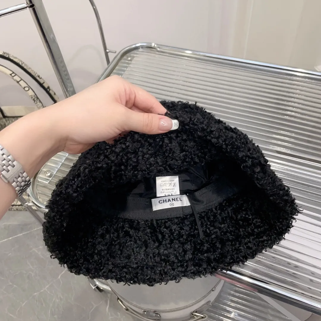 P70 CHANE*Chanel*New Autumn and Winter Teddy Roll Bucket Hat This Teddy Roll is so pretty. It reduces age and keeps you warm. Little fairies love it.