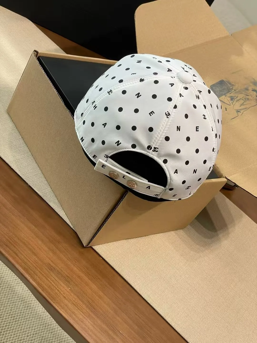 P90 [Upgraded Version] Chanel’s polka-dot baseball cap is simply the hottest item in the fashion circle! The classic black and white color scheme, polka dot elements are retro and playful, and the double C logo on the hat body is the finishing touch, full of luxury✨. Whether it is paired with sports style or casual style, it can instantly enhance the fashion of the overall look and easily create an eye-catching look on the street ~ Don’t hesitate, grab this fashion quickly!