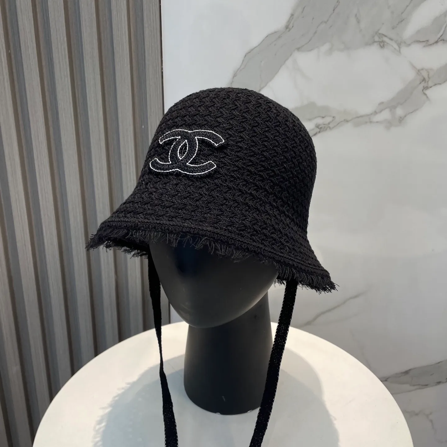 P80 CHANEL's new knitted basin hat, made of high density, a super tasteful knitted hat ~ the first choice for going out on the street! The shape of the hat is super nice, the color is perfect, and it’s light to carry! A must-have for little fairies🧚Head circumference 57cm