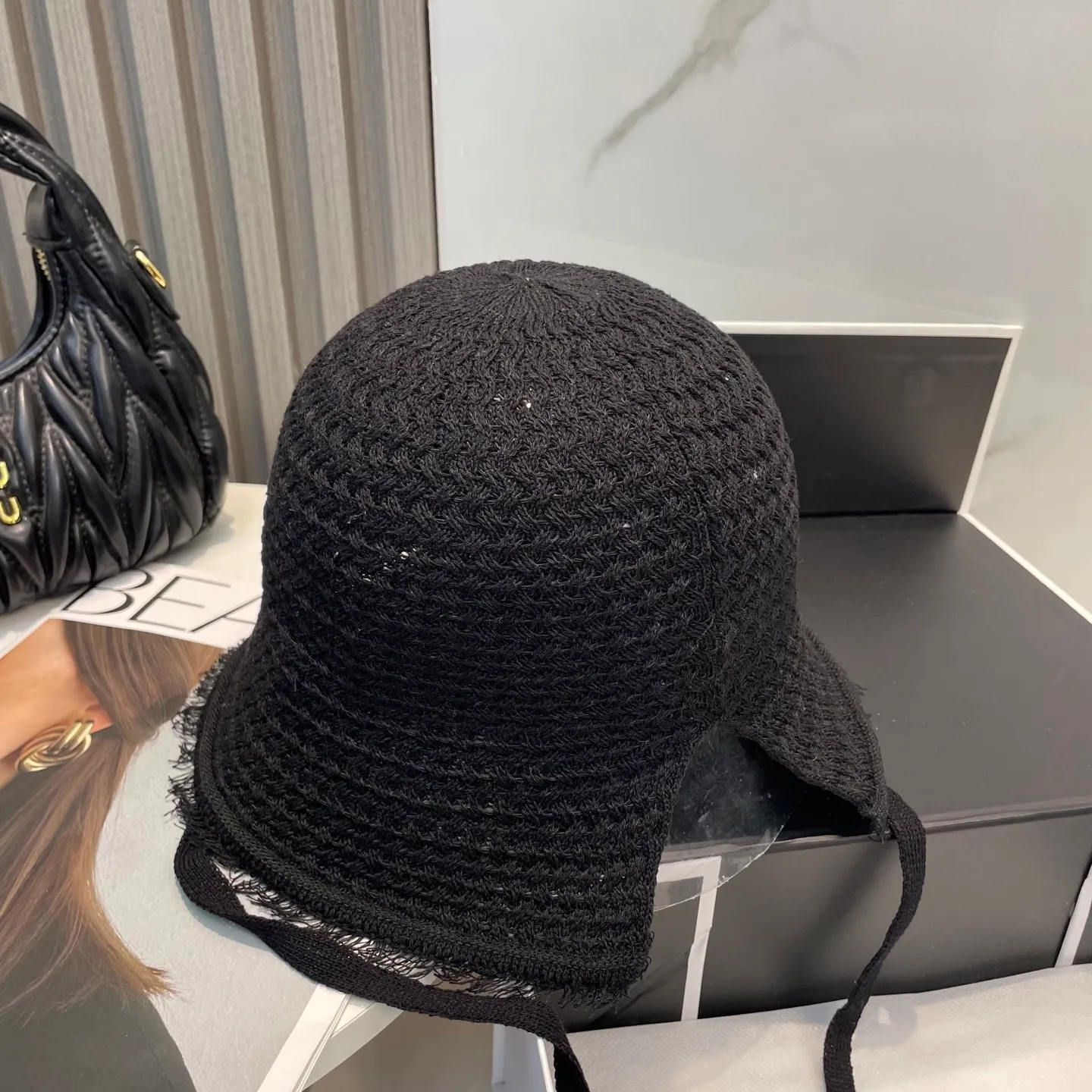 P80 CHANEL's new knitted basin hat, made of high density, a super tasteful knitted hat ~ the first choice for going out on the street! The shape of the hat is super nice, the color is perfect, and it’s light to carry! A must-have for little fairies🧚Head circumference 57cm
