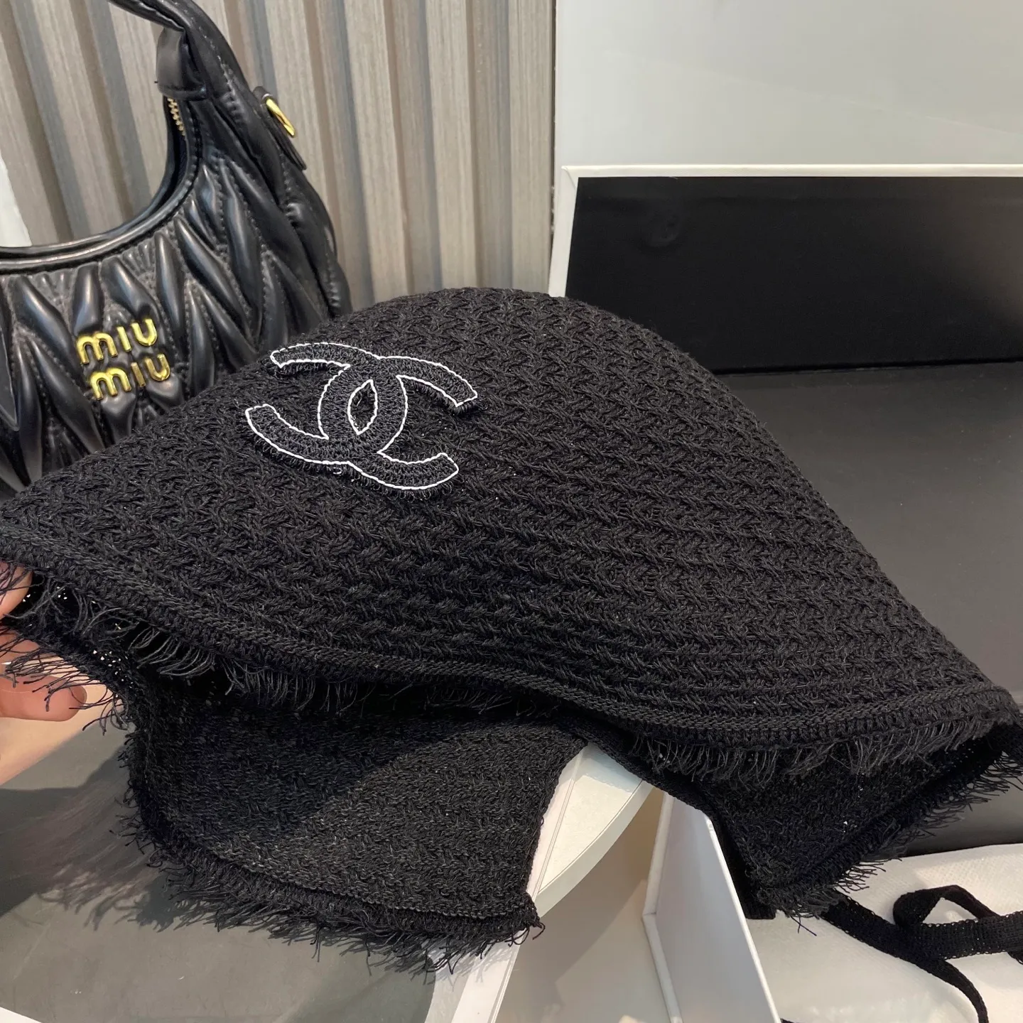 P80 CHANEL's new knitted basin hat, made of high density, a super tasteful knitted hat ~ the first choice for going out on the street! The shape of the hat is super nice, the color is perfect, and it’s light to carry! A must-have for little fairies🧚Head circumference 57cm