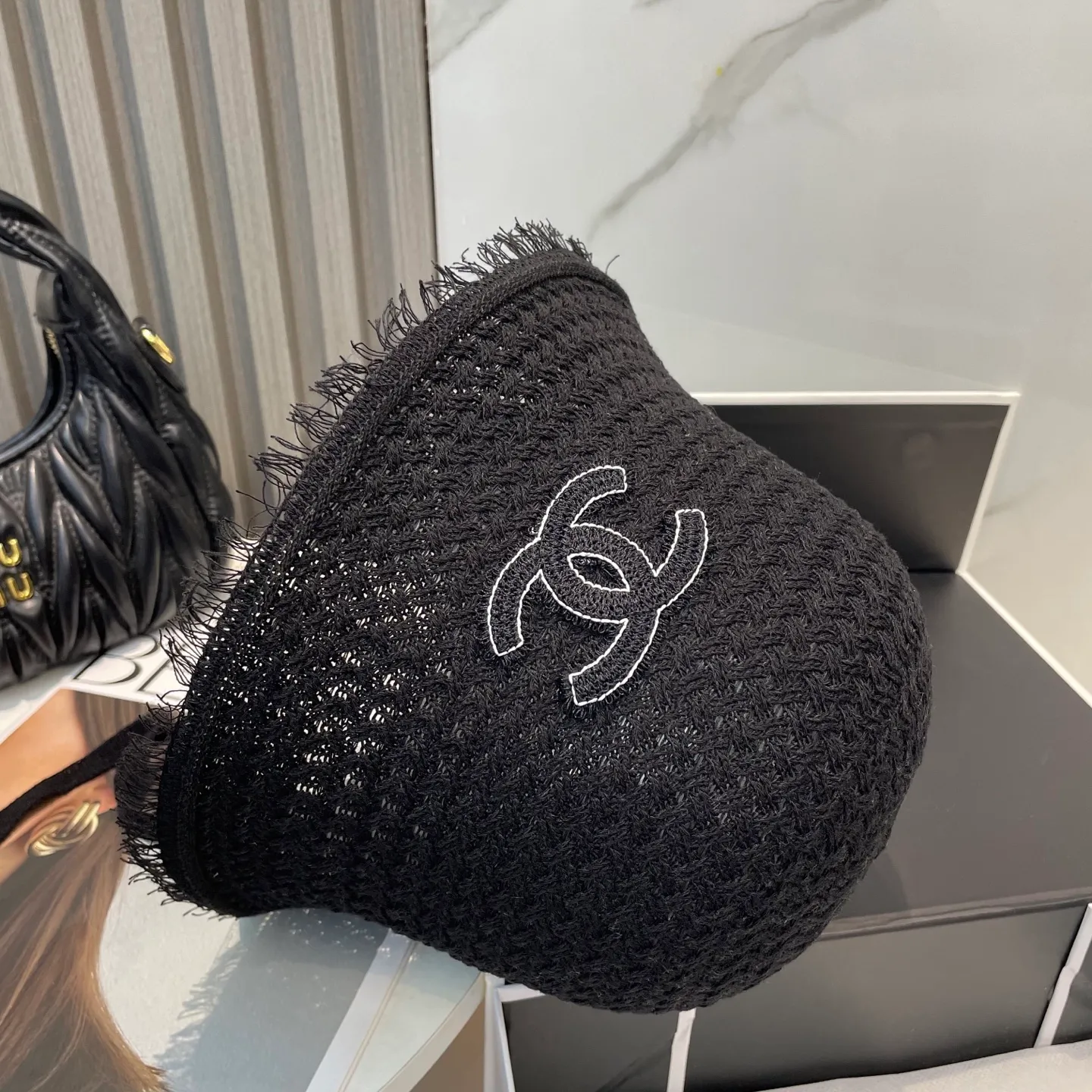 P80 CHANEL's new knitted basin hat, made of high density, a super tasteful knitted hat ~ the first choice for going out on the street! The shape of the hat is super nice, the color is perfect, and it’s light to carry! A must-have for little fairies🧚Head circumference 57cm