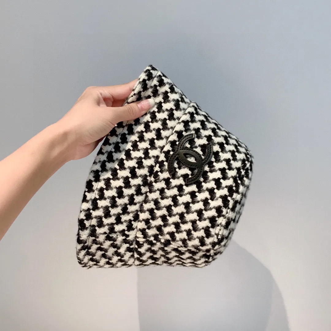🉐60👒Chanel Houndstooth bucket hat, new style for autumn and winter, a must-have for fashion bloggers, head circumference 57cm