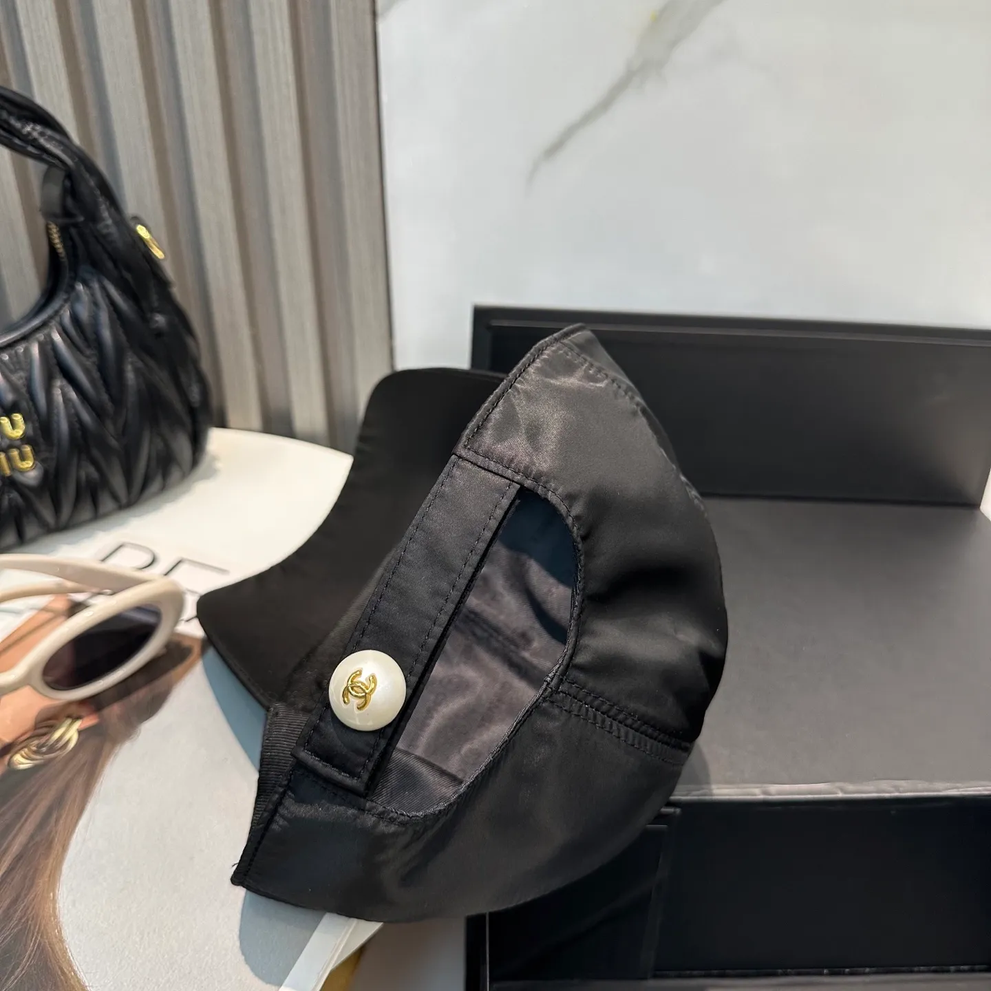 P100 new Chanel new high-version baseball cap. The classic baseball cap style is suitable for various occasions. Whether it is paired with casual wear or sportswear, it can easily enhance the fashion sense of the overall look. It is a trendy item that fashion lovers cannot miss.